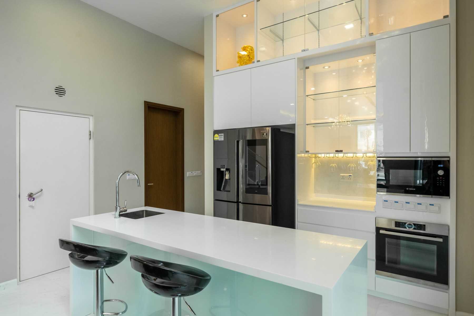 Modern Kitchen with Kitchen Window and Kitchen Island