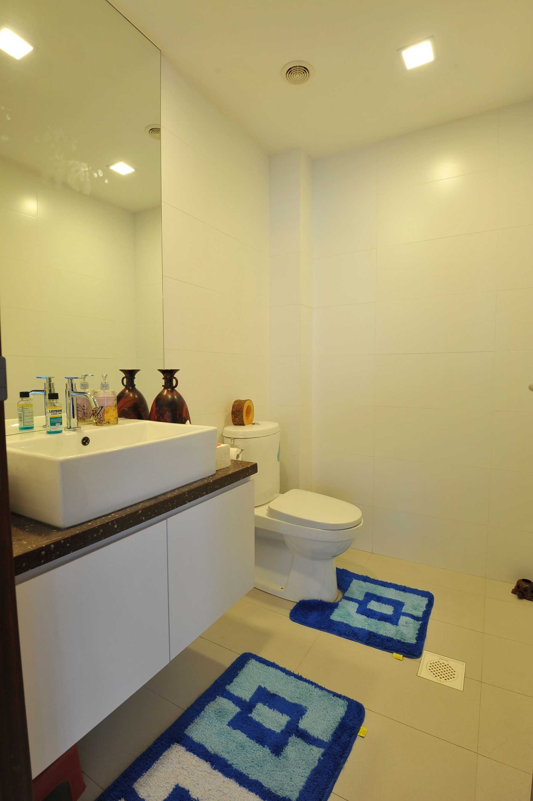 Minimalist Bathroom with Countertop and Homogeneous Tiles