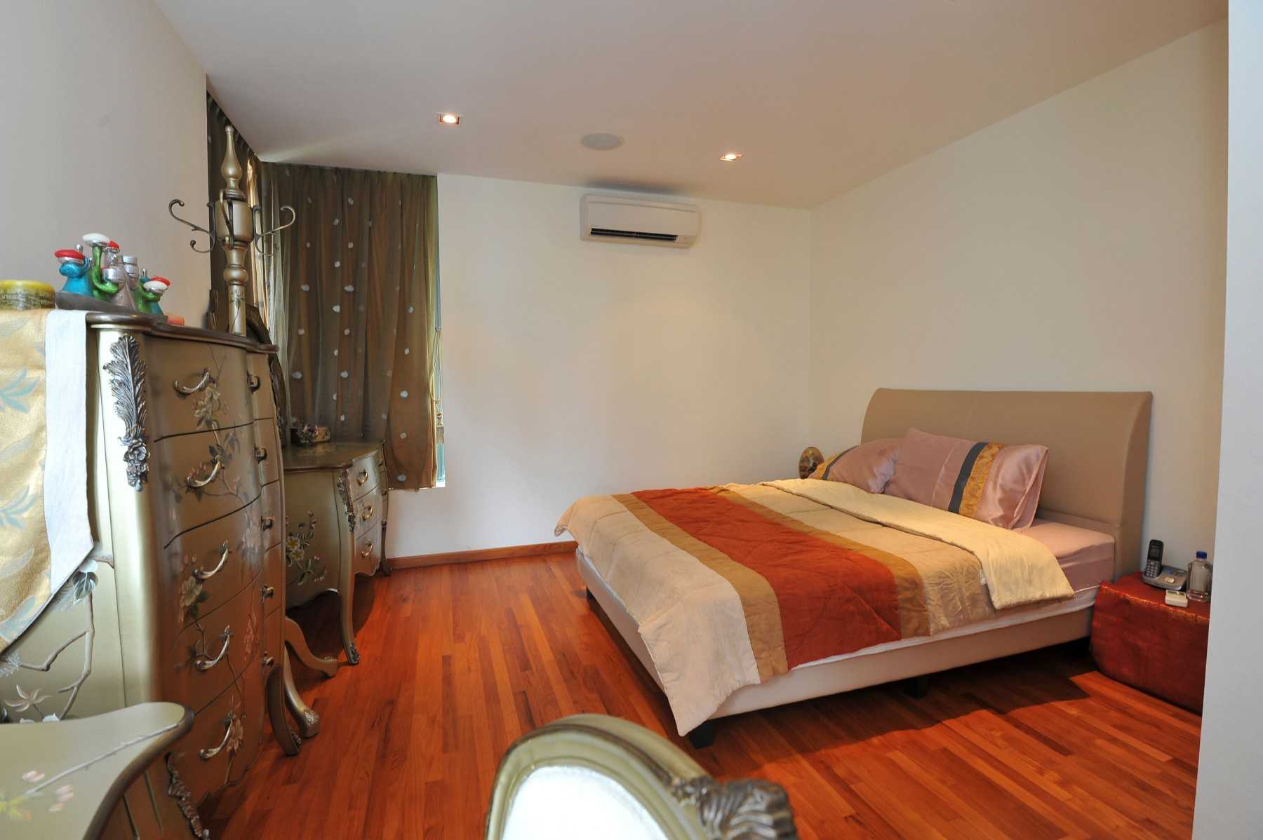 Minimalist Bedroom with Vinyl Flooring and Homogeneous Tiles