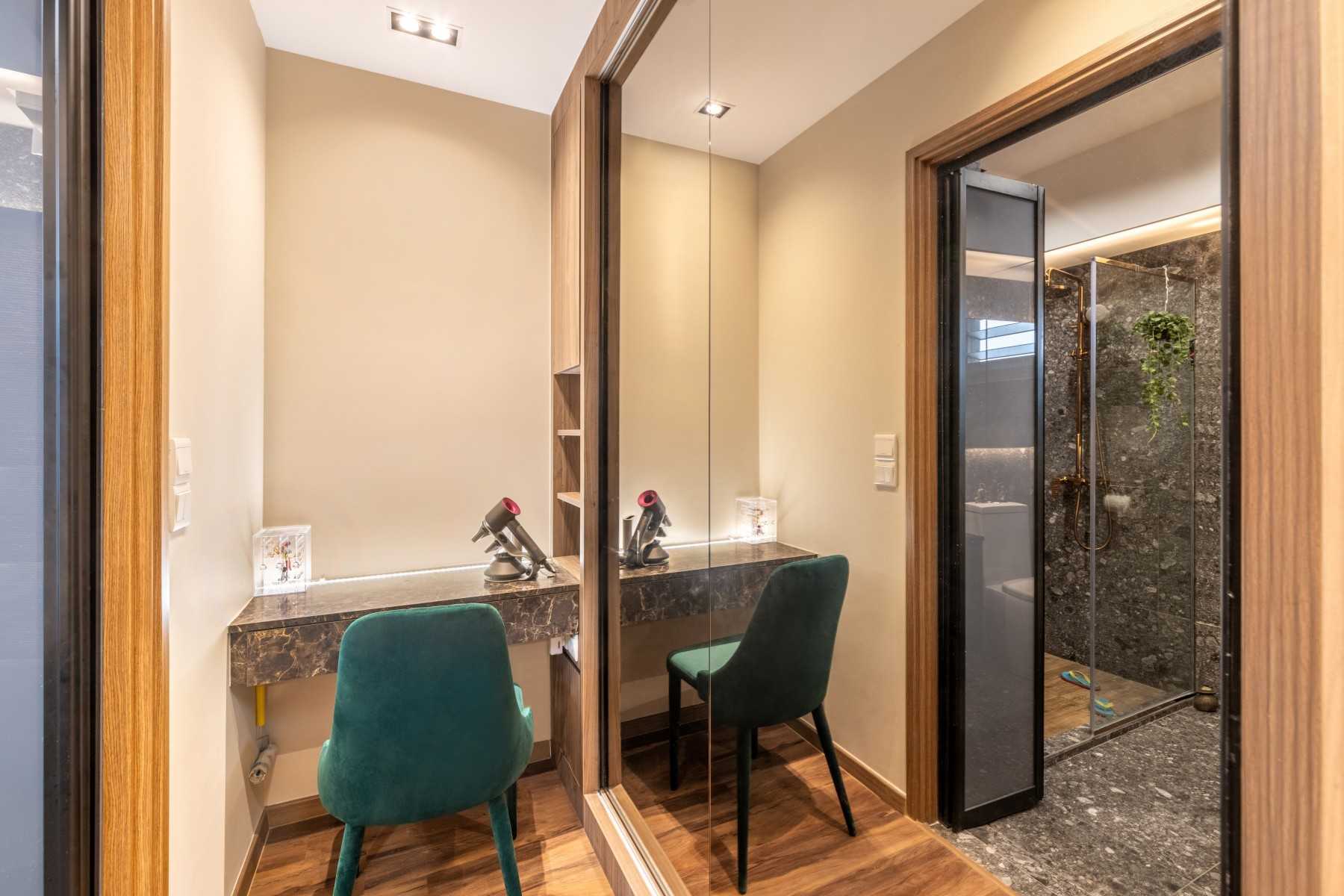 Modern Walk-in Wardrobe with Mirror and Wardrobe