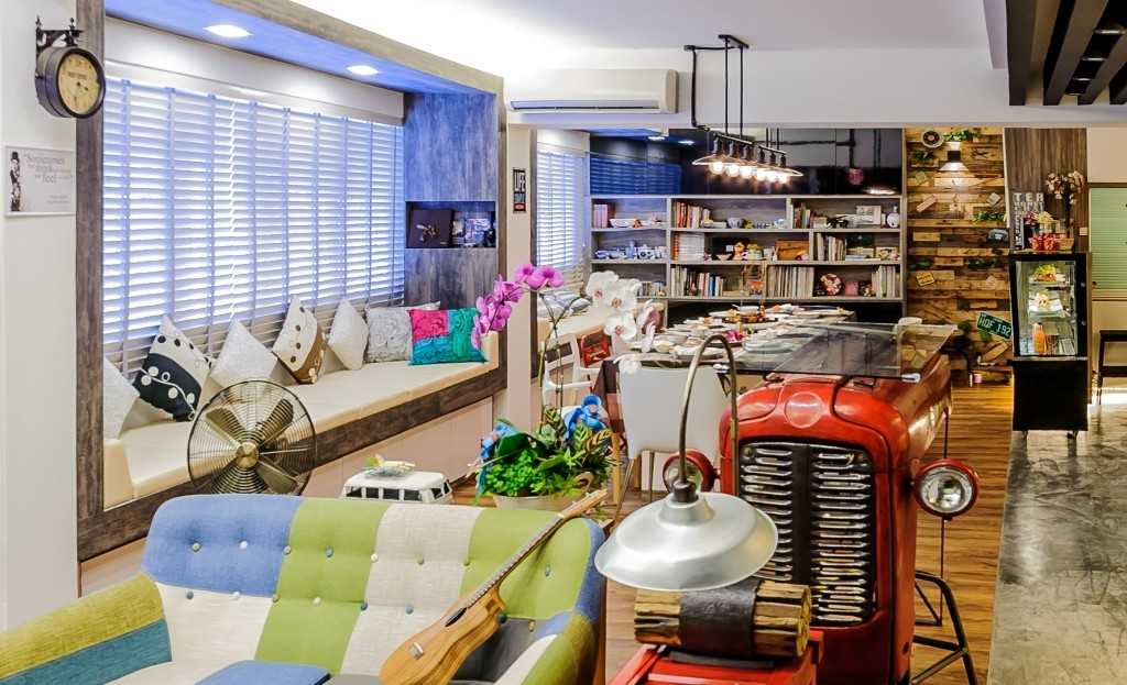 Eclectic Living Room with Bookshelf and Settee