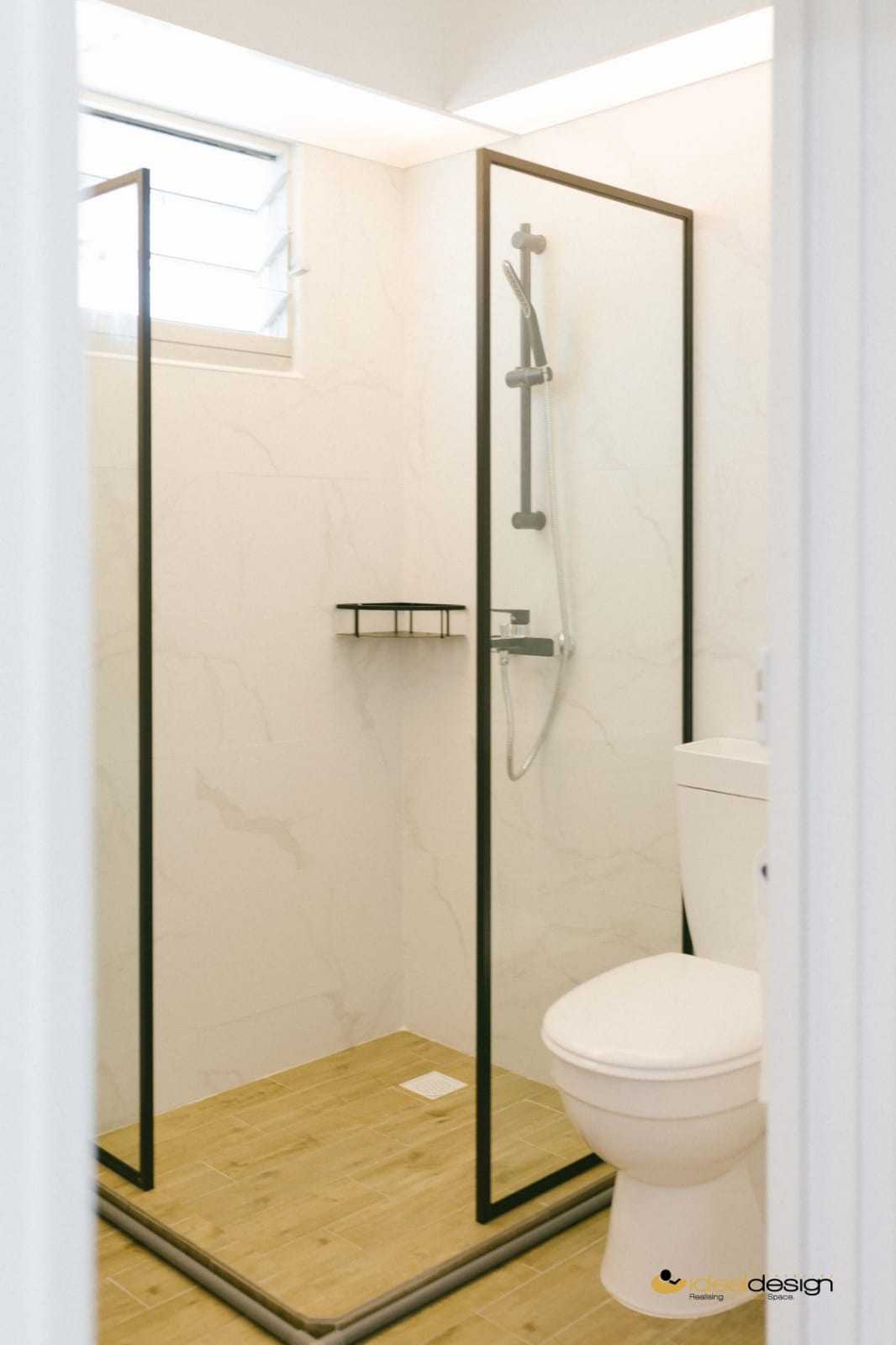 Contemporary Bathroom with Shower Screen and Bathroom Accessories