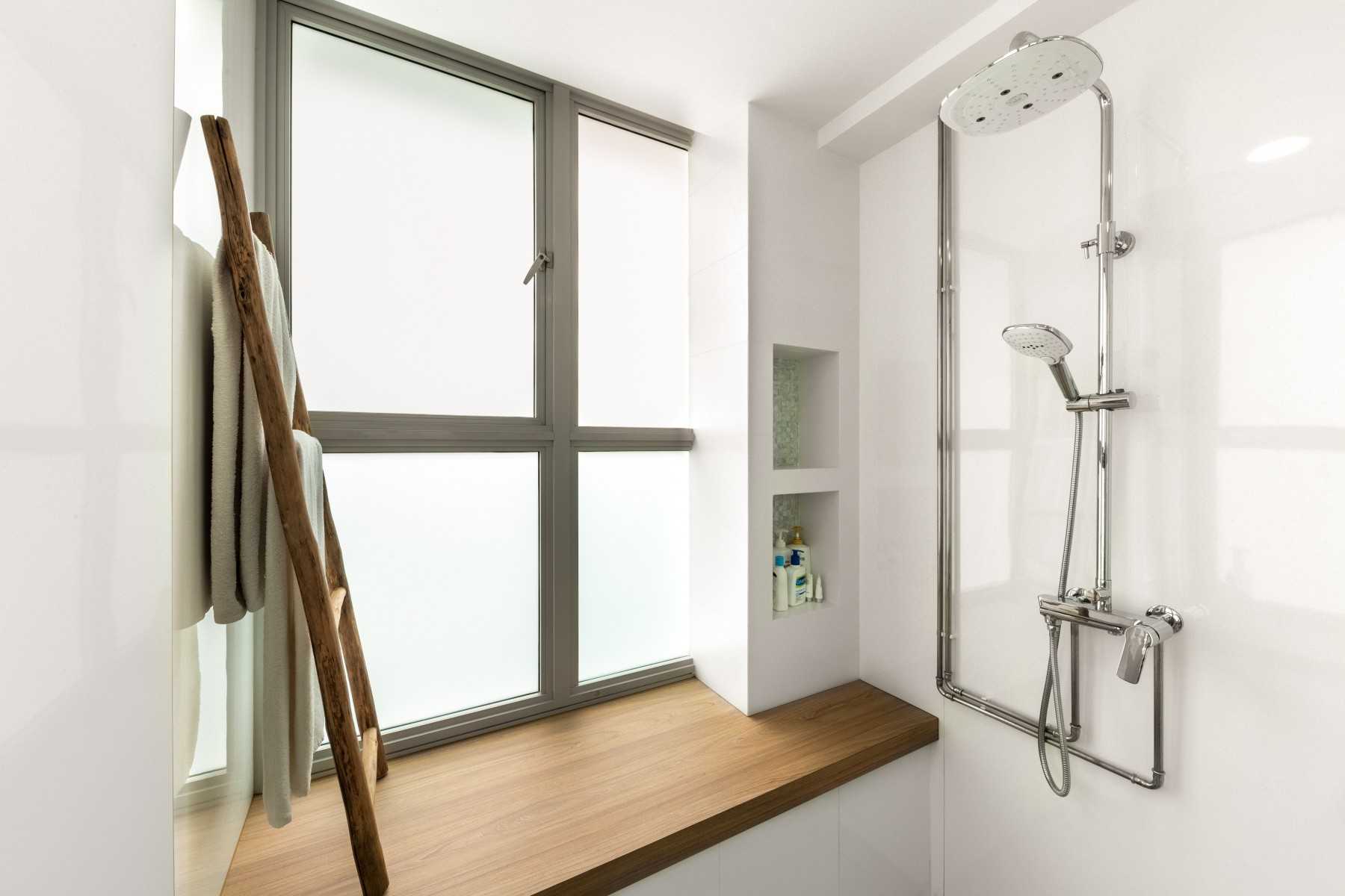 Scandinavian Bathroom with Homogeneous Tiles and Mosaic