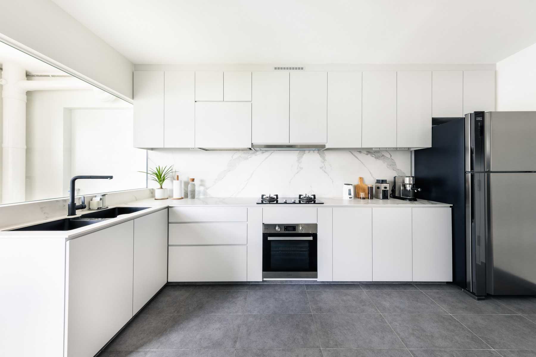 Minimalist Kitchen with Countertop and Open Kitchen