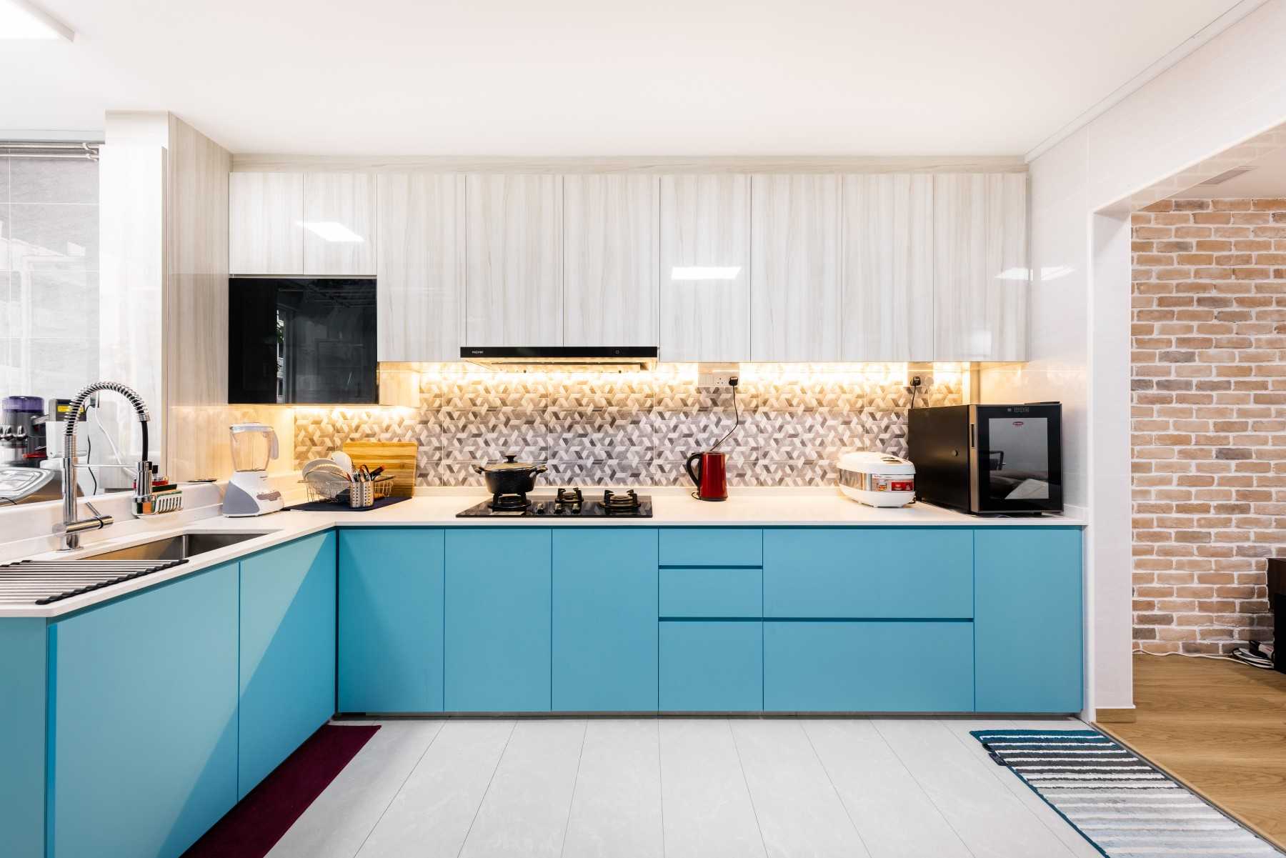Modern Kitchen with Homogeneous Tiles and Open Kitchen