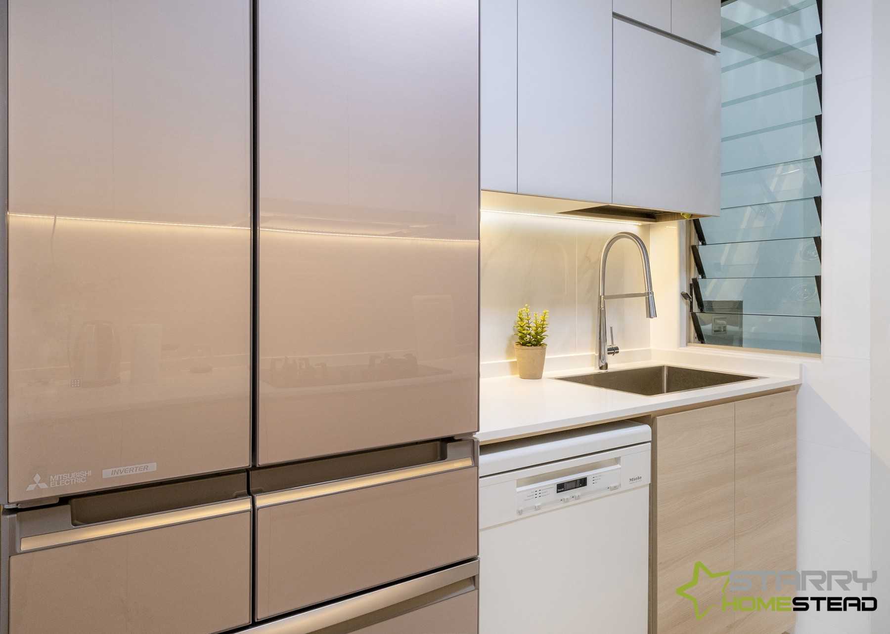 Modern Kitchen with Kitchen Tap and Kitchen Cabinets