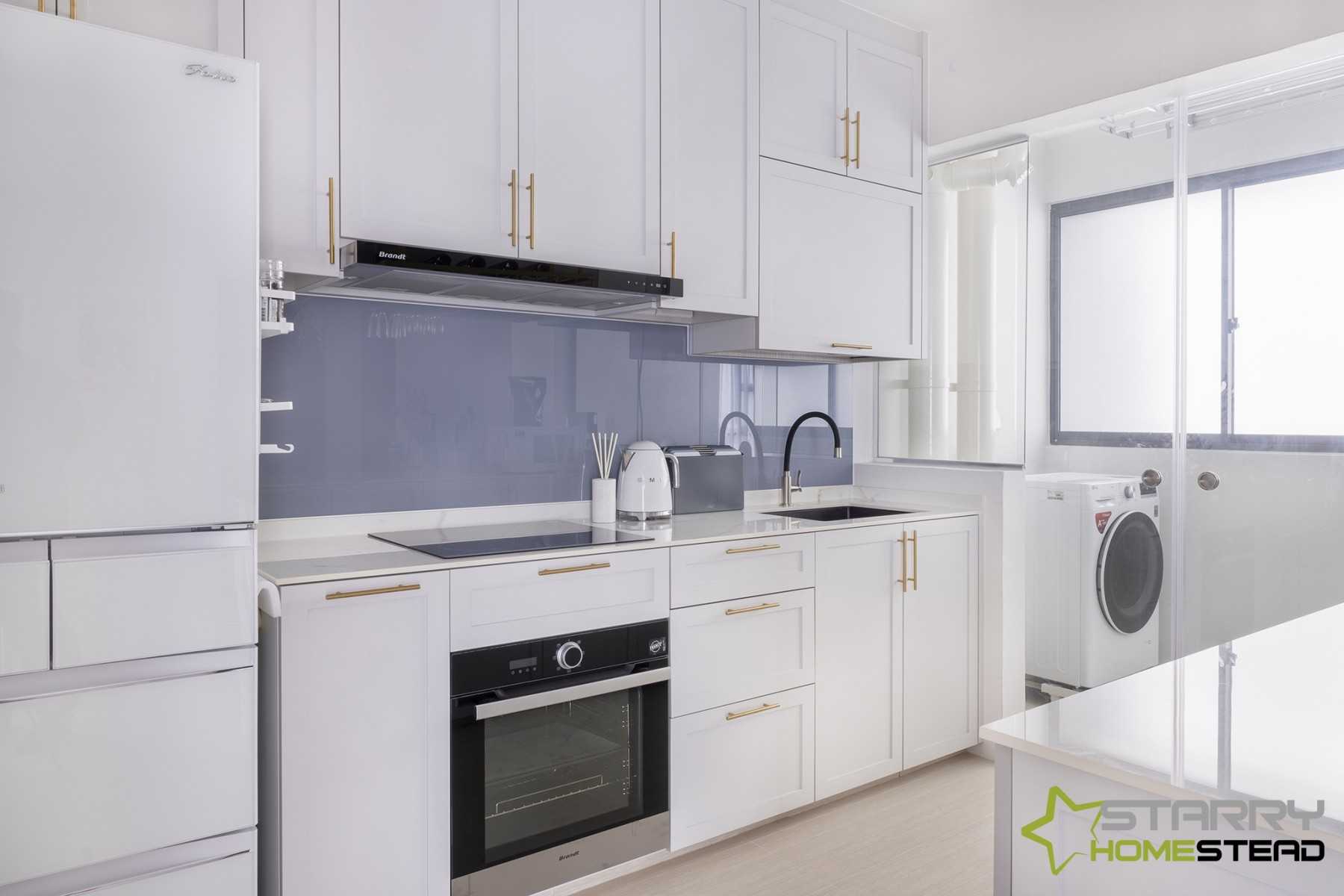Modern Kitchen with Kitchen Tap and Kitchen Cabinets