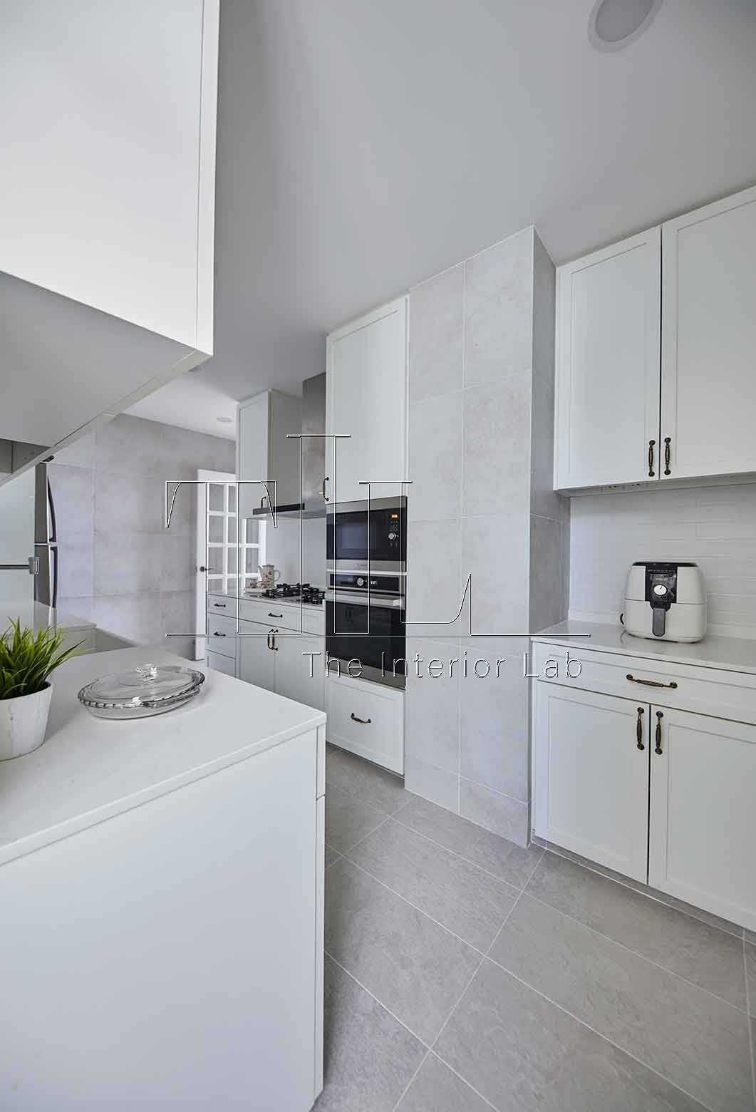 Minimalist Kitchen with Countertop and Homogeneous Tiles