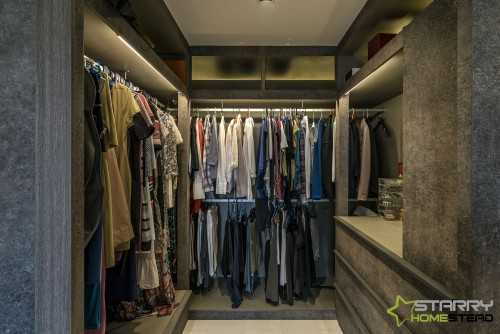 Modern Walk-in Wardrobe at Toa Payoh Lorong 1
