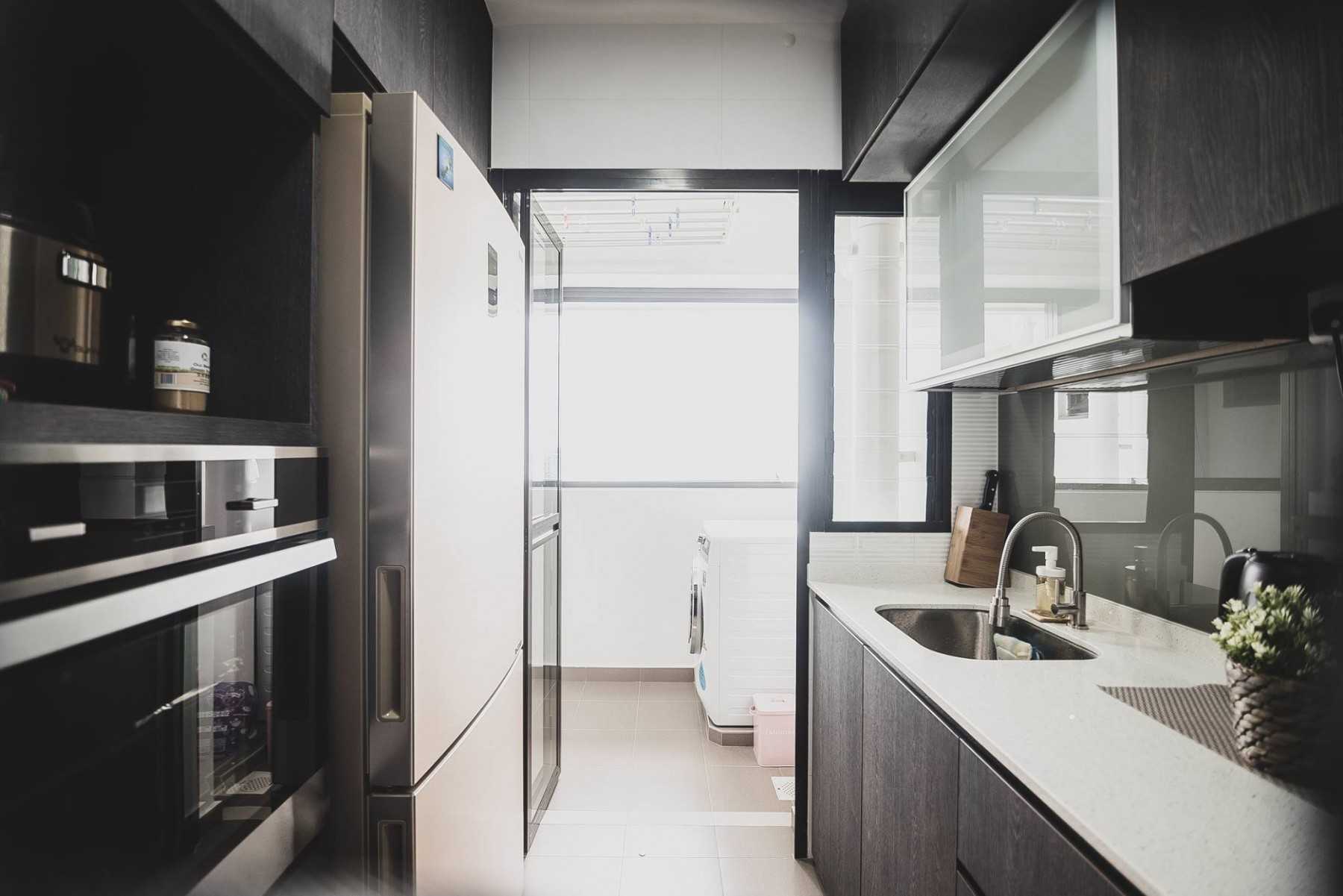 Minimalist Kitchen with Countertop and Kitchen Backsplash