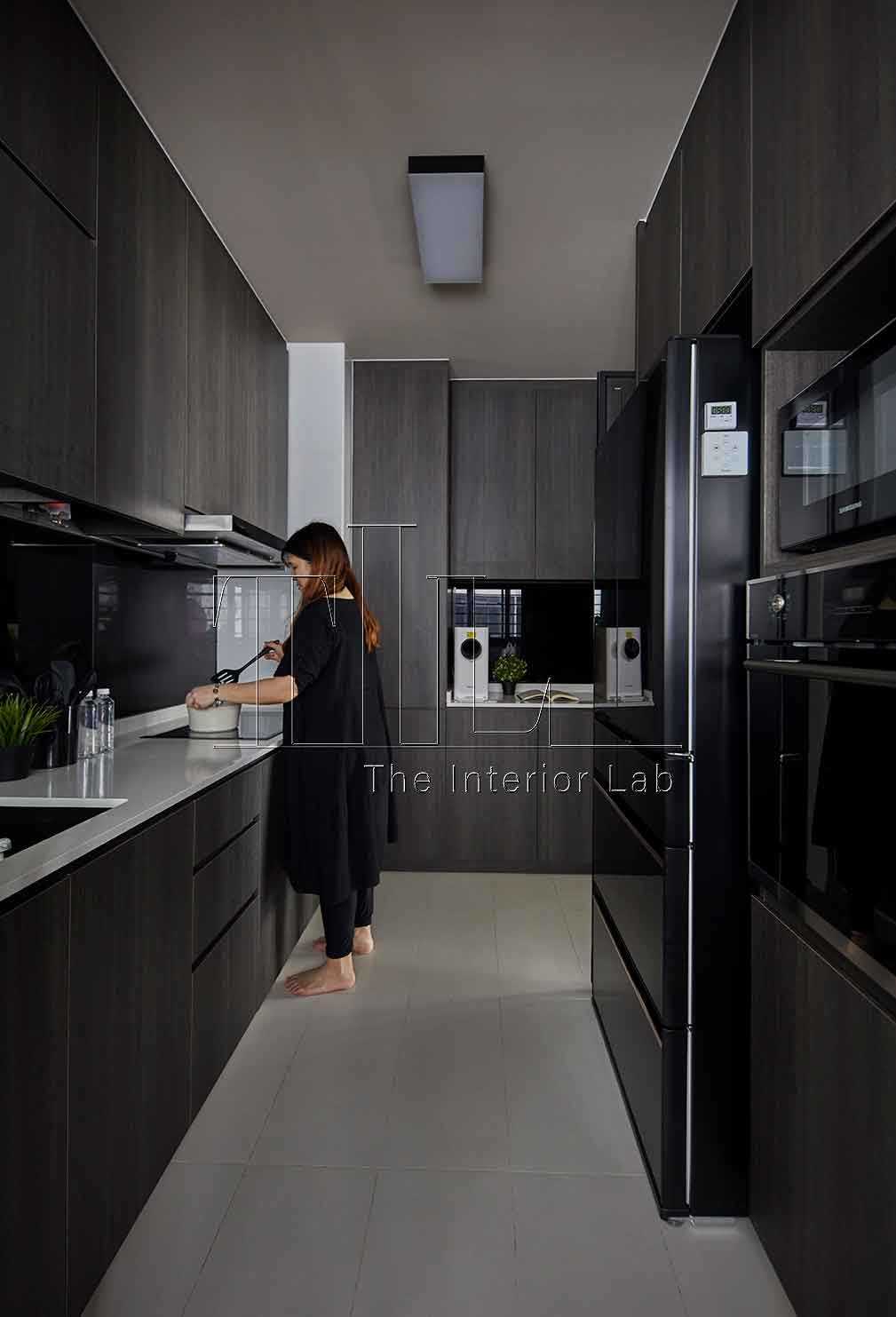 Contemporary Kitchen with Countertop and Kitchen Backsplash