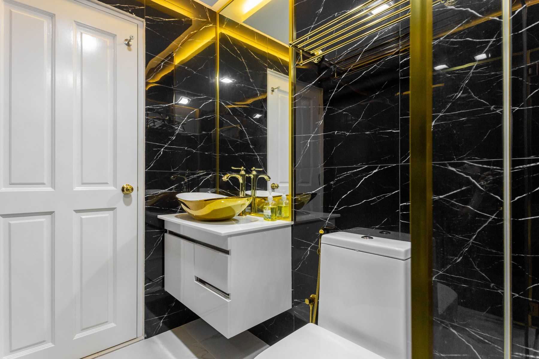 Modern Bathroom with Homogeneous Tiles and Bathroom Storage