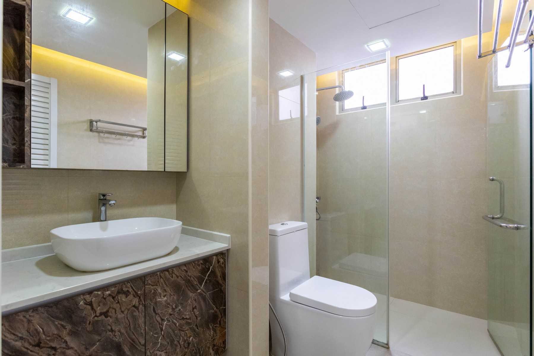 Modern Bathroom with Vinyl Flooring and Homogeneous Tiles