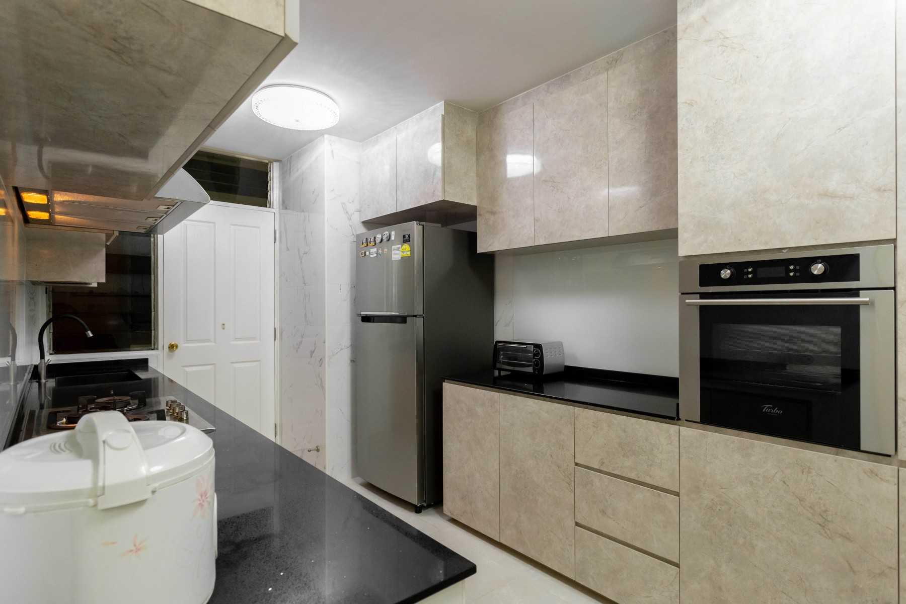 Modern Kitchen with Homogeneous Tiles and Kitchen Backsplash