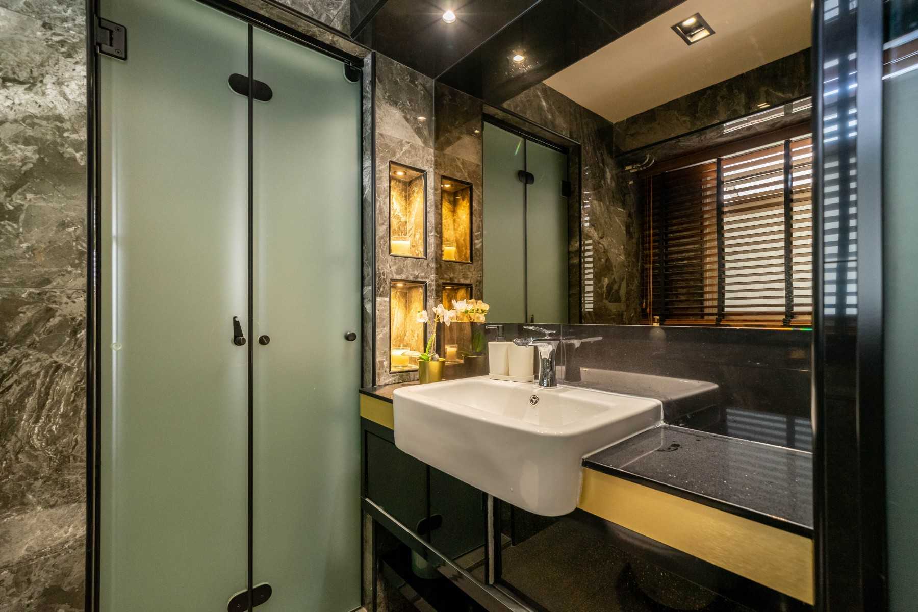 Modern Bathroom with Countertop and Homogeneous Tiles