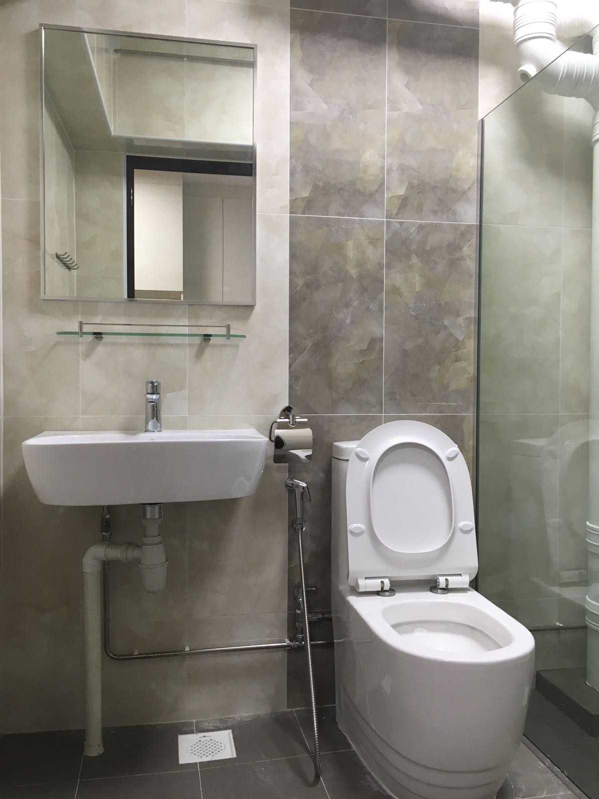 Modern Bathroom with Homogeneous Tiles and Wash Basins
