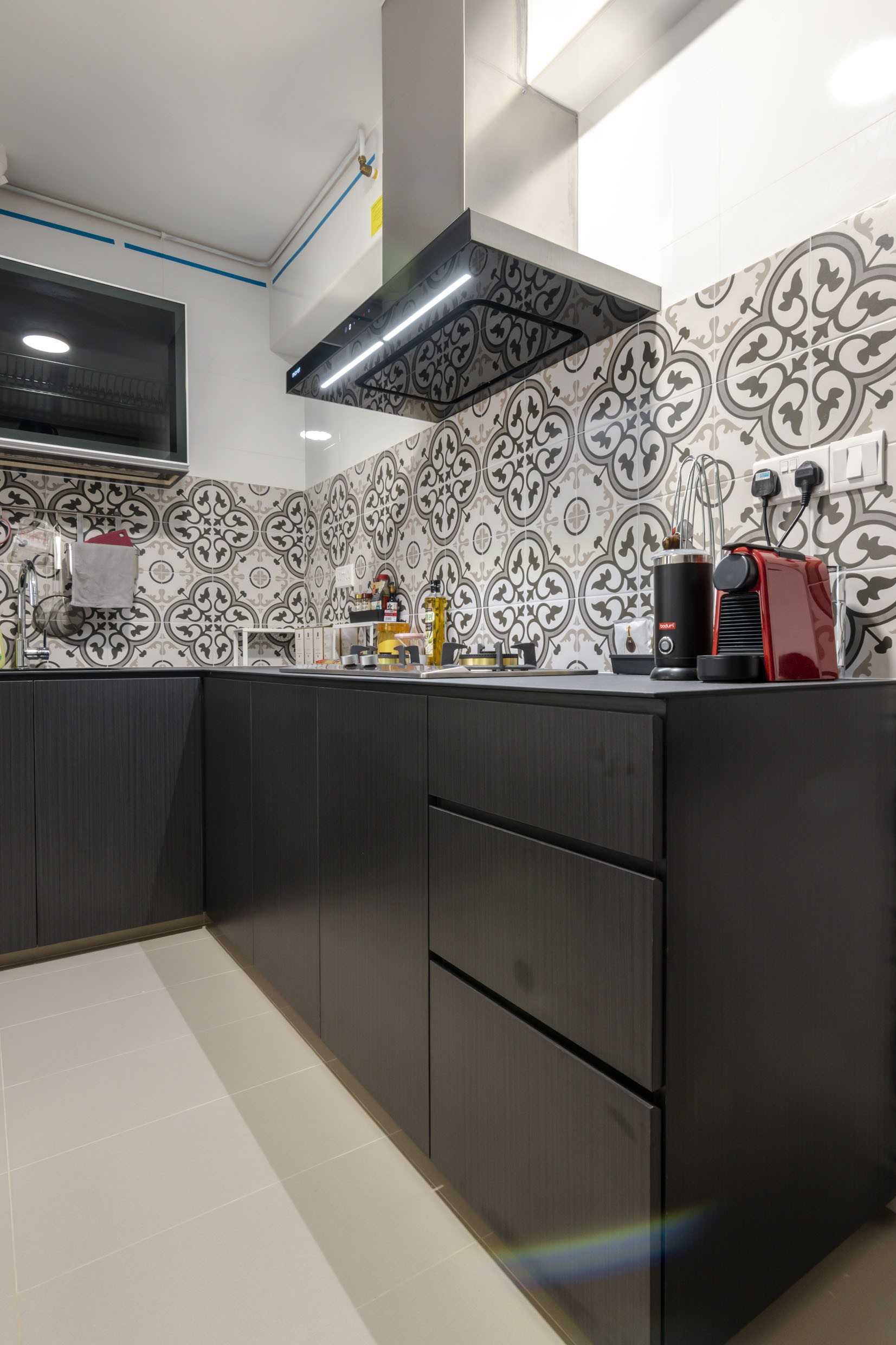 Modern Kitchen with Countertop and Kitchen Backsplash
