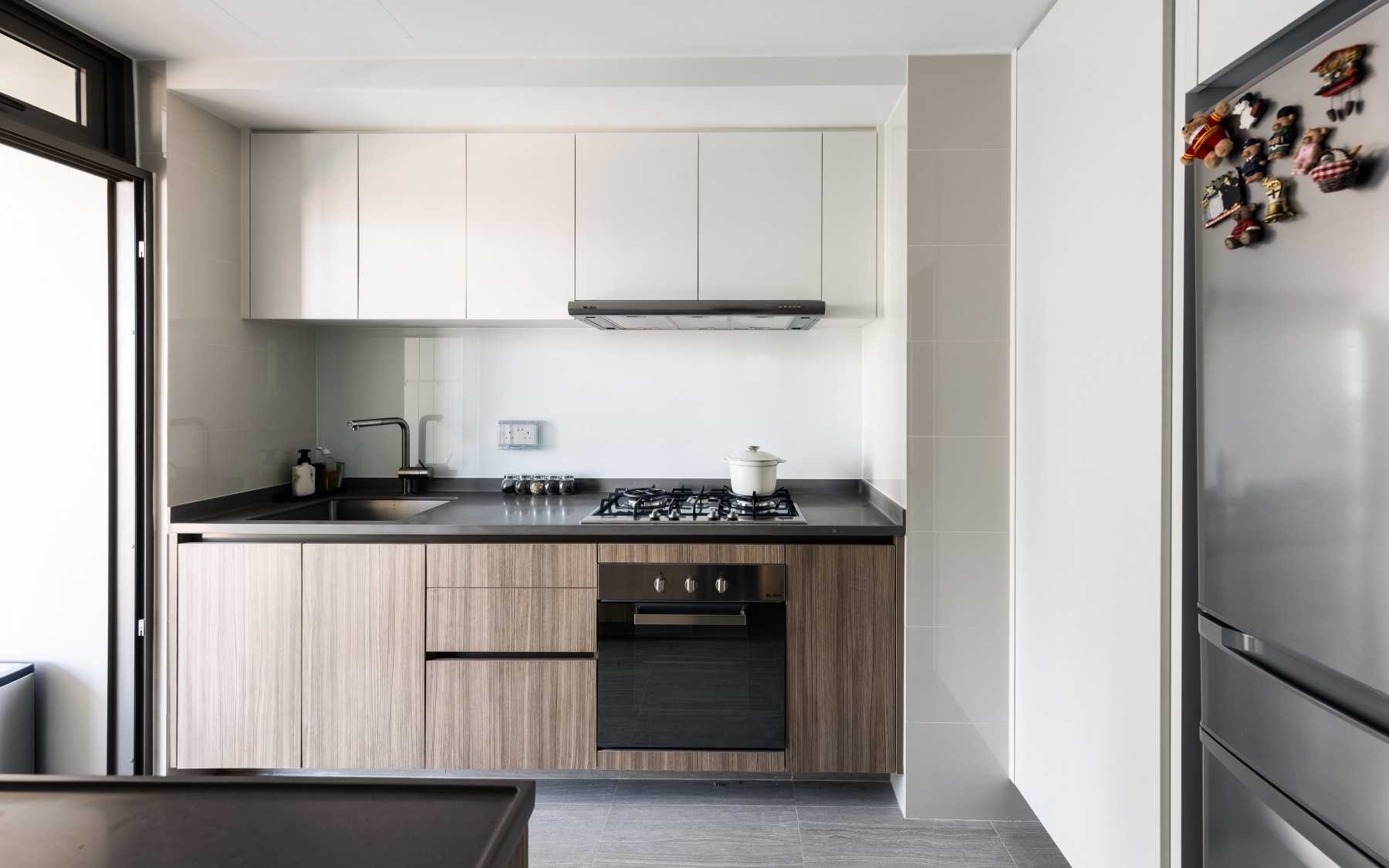 Minimalist Kitchen with Kitchen Backsplash and Kitchen Accessories
