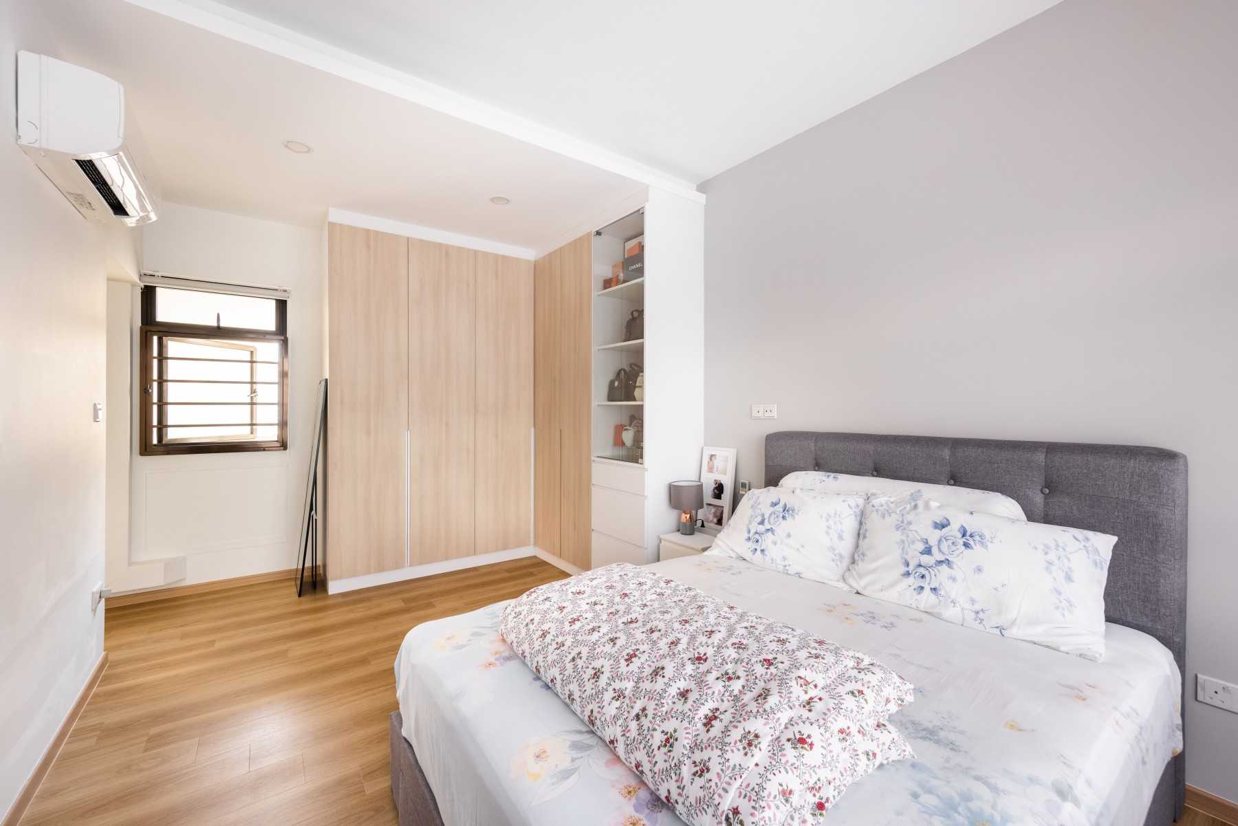 Scandinavian Bedroom with Vinyl Flooring and Ceiling Light