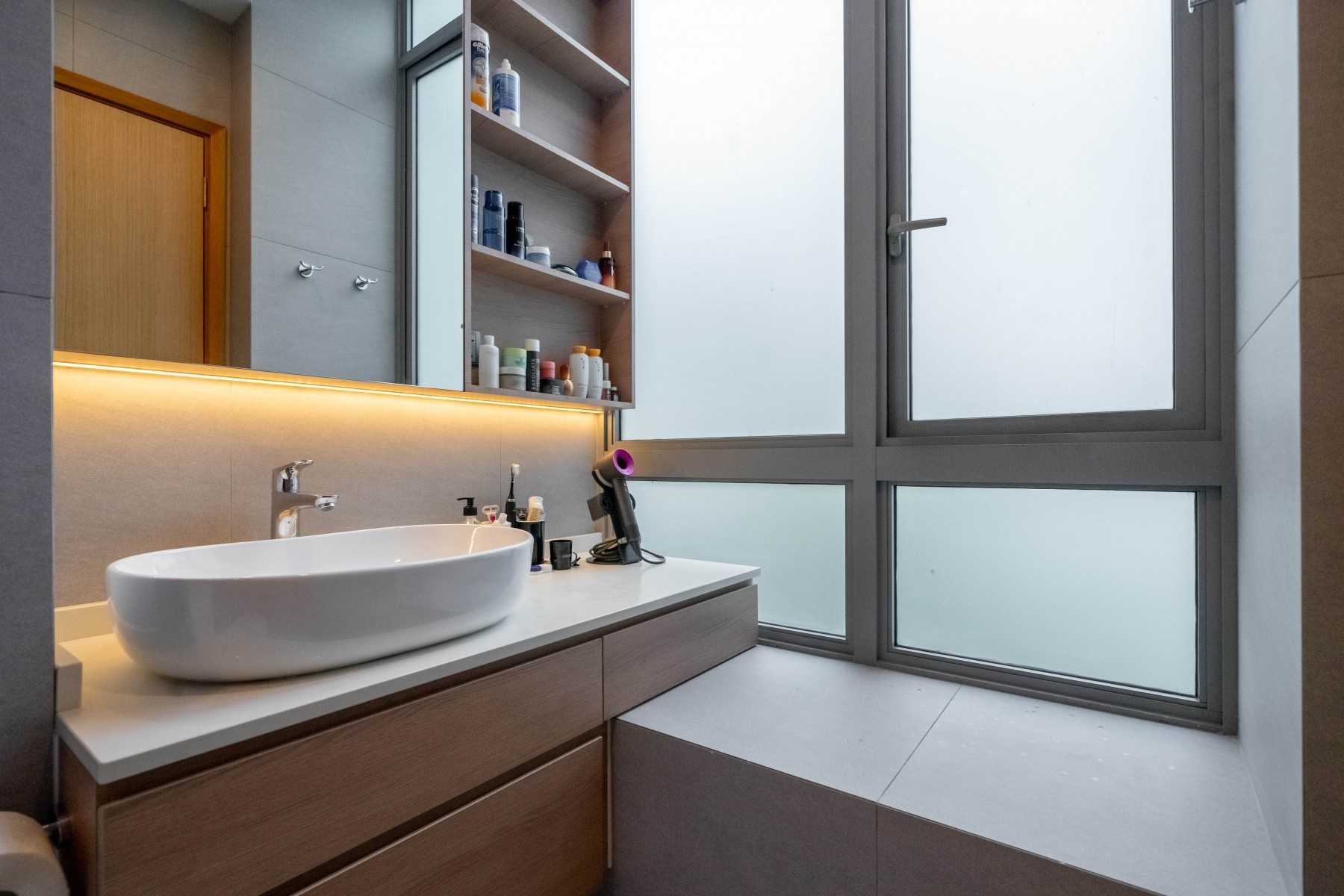 Contemporary Bathroom with Countertop and Homogeneous Tiles