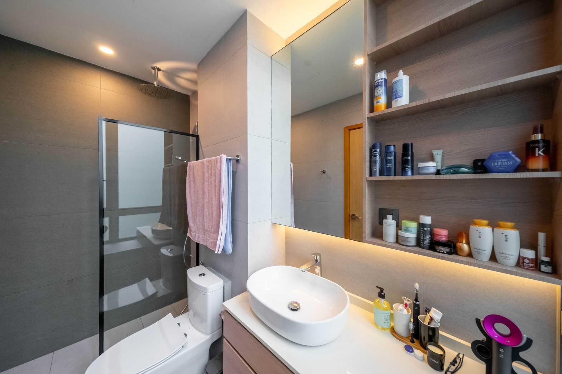 Contemporary Bathroom with Mirror and Bathtub