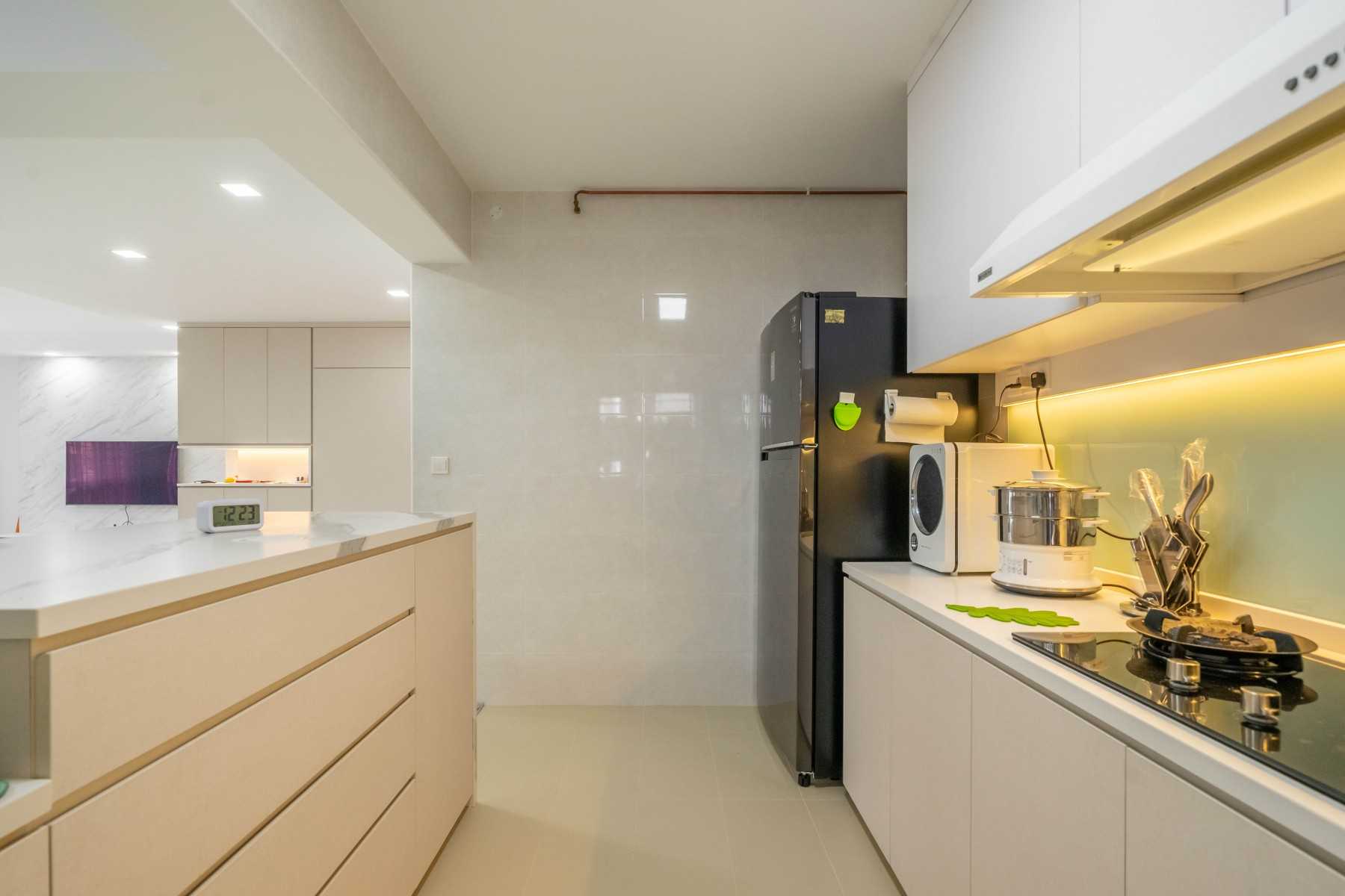 Minimalist Kitchen with Homogeneous Tiles and Kitchen Window