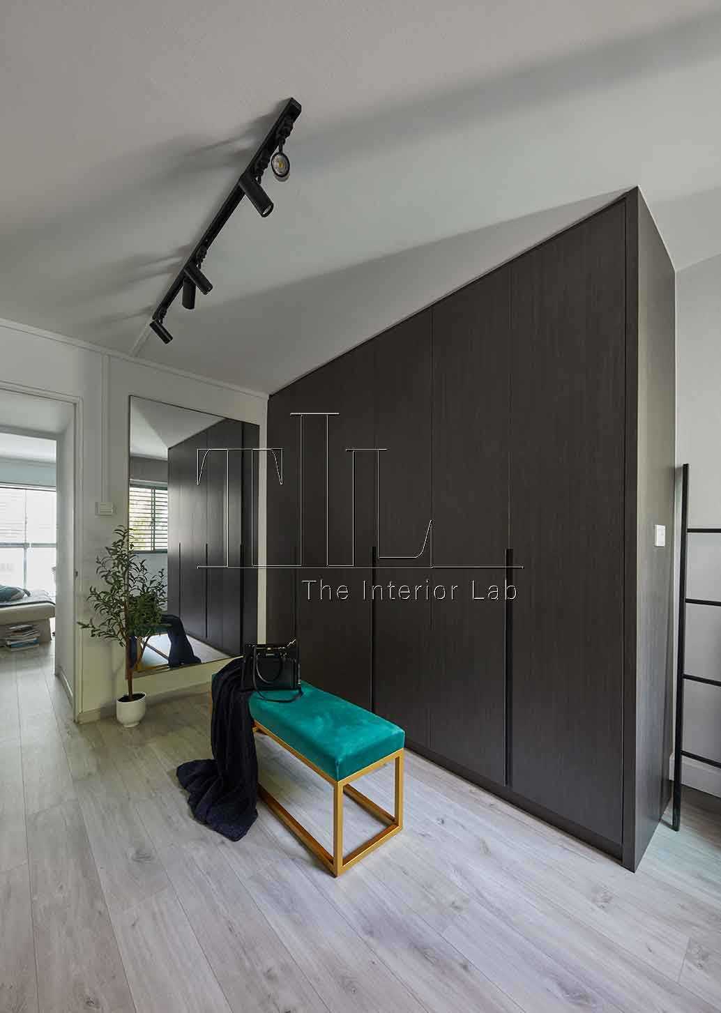 Contemporary Walk-in Wardrobe with Vinyl Flooring and Mirror