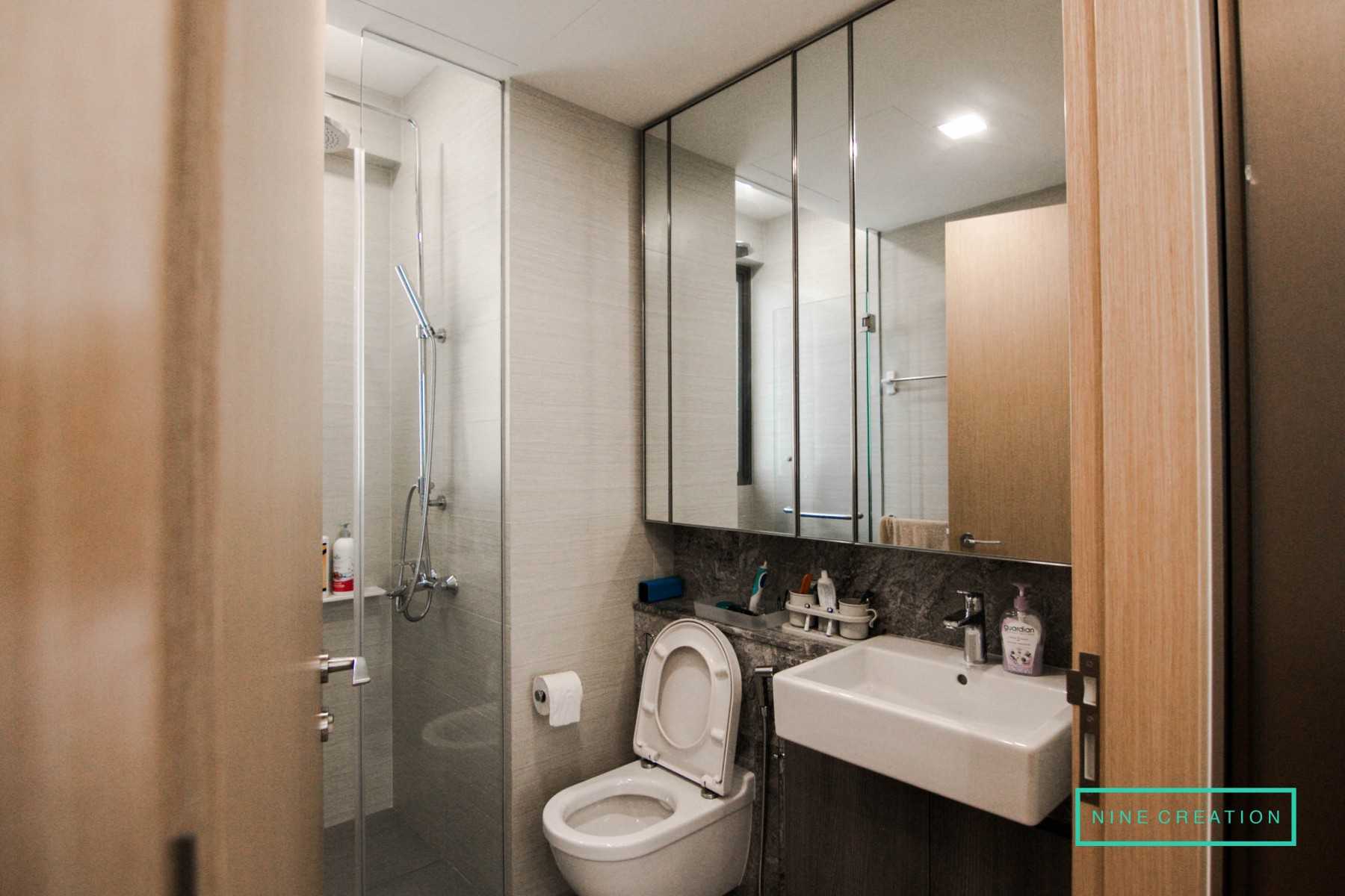 Contemporary Bathroom with Mirror and Vanity Counter