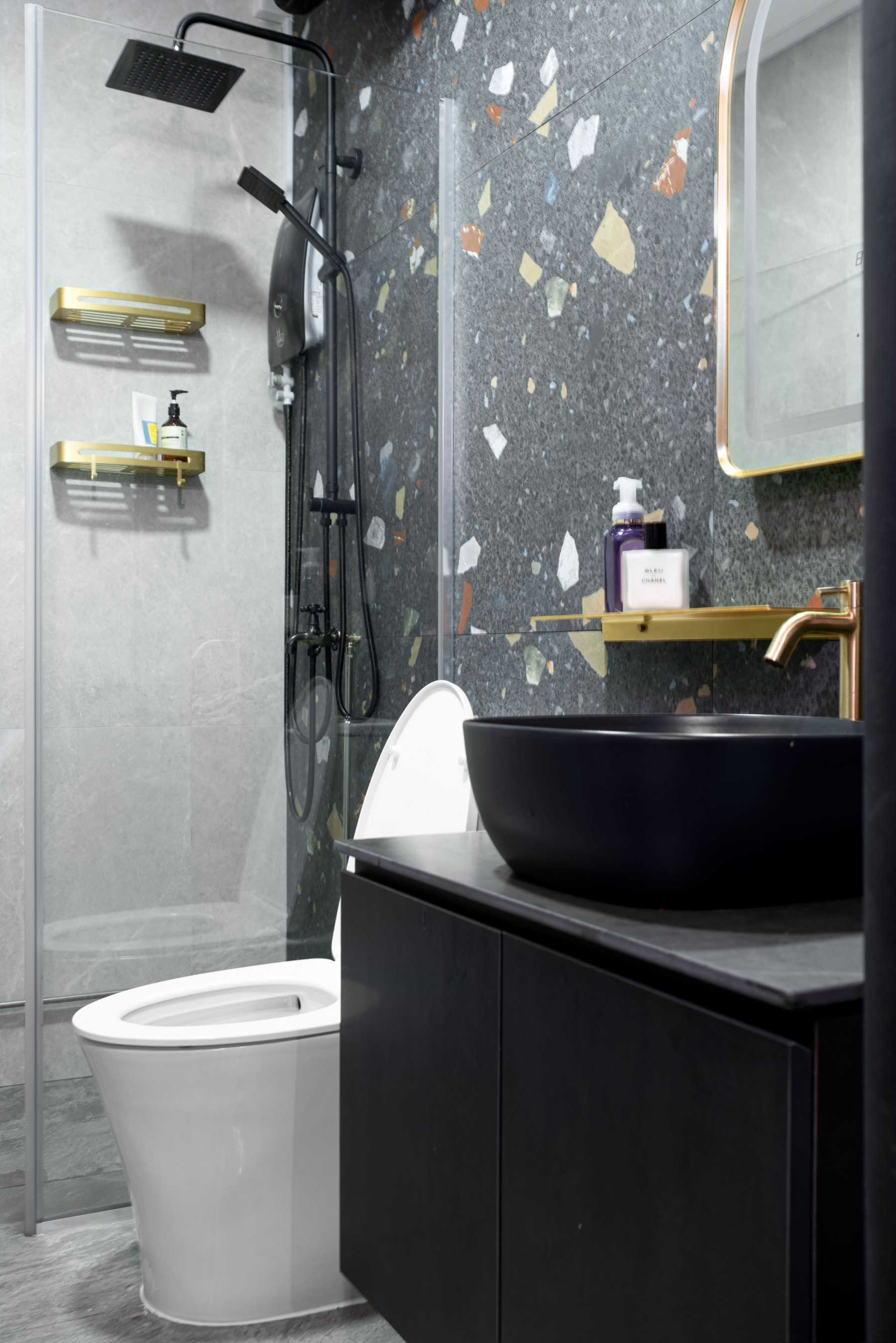 Eclectic Bathroom with Countertop and Homogeneous Tiles