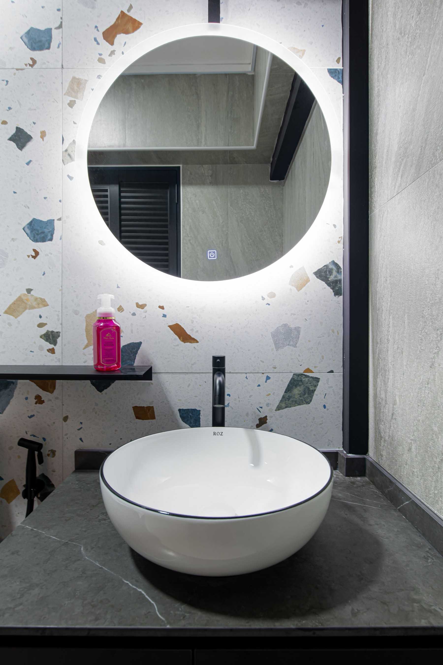 Eclectic Bathroom with Countertop and Homogeneous Tiles