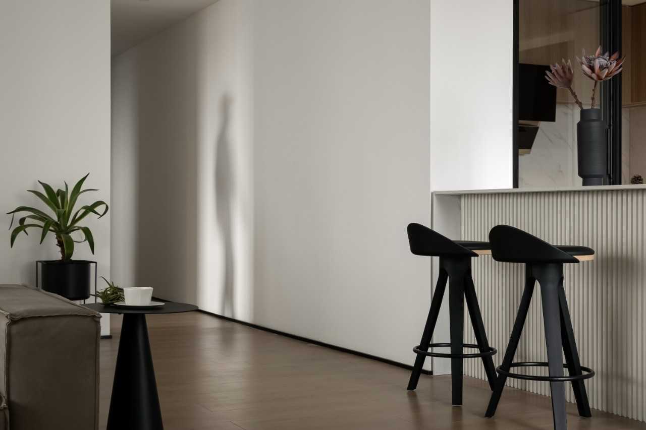 Contemporary Kitchen with Vinyl Flooring and Kitchen Island