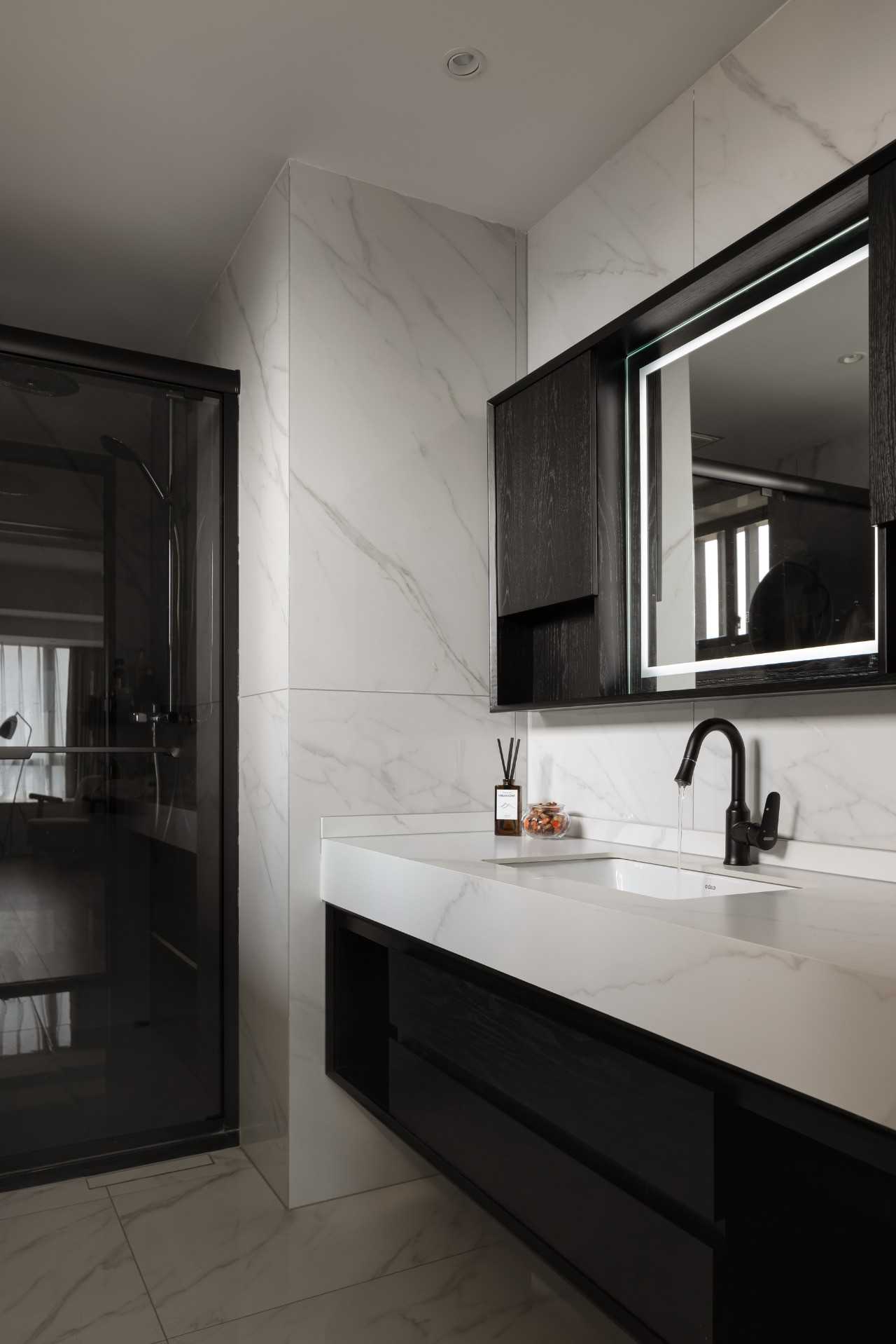 Contemporary Bathroom with Homogeneous Tiles and Shower Screen