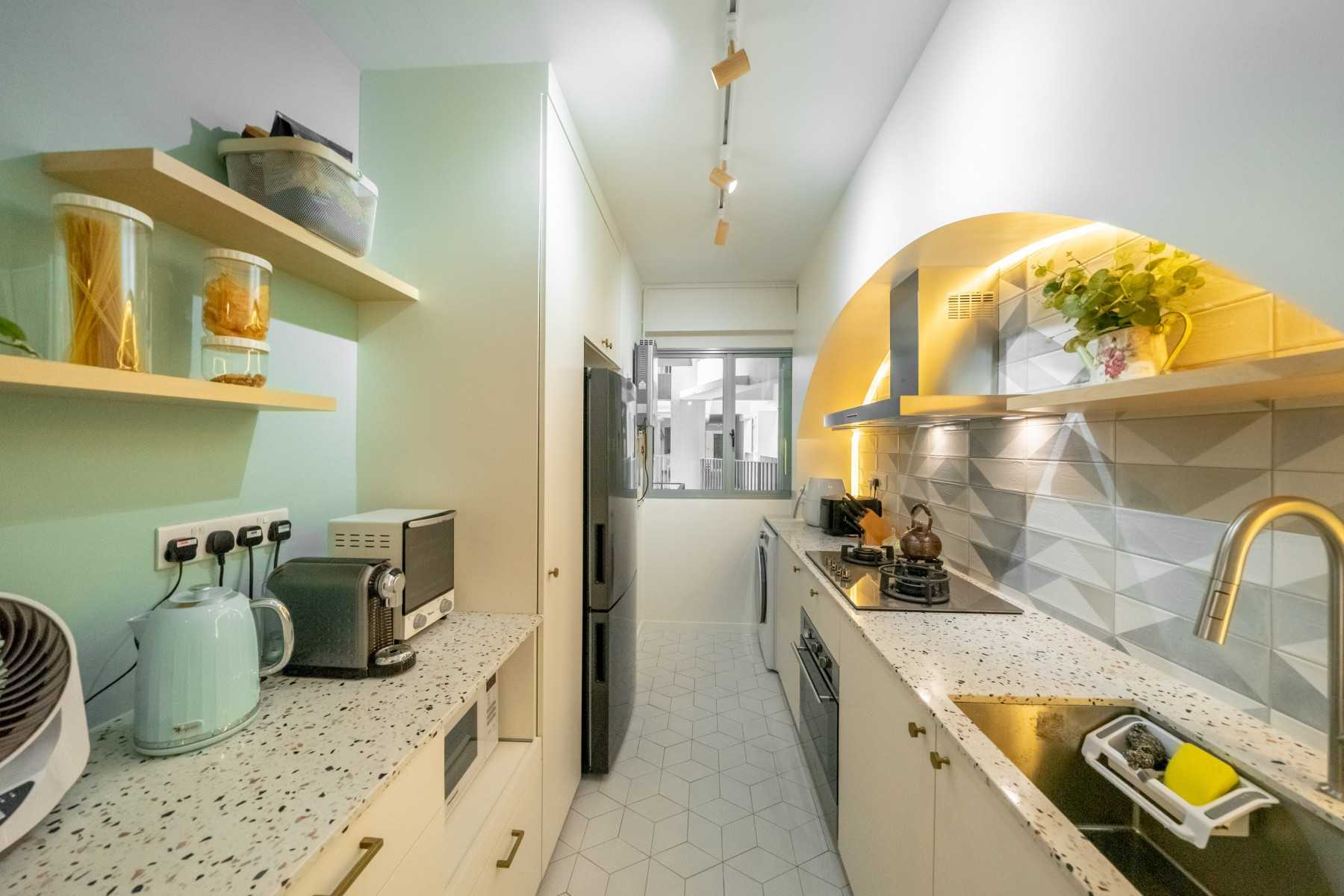 Minimalist Kitchen with Homogeneous Tiles and Kitchen Backsplash