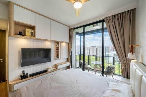 Modern Bedroom at Bukit Batok | Le Quest III