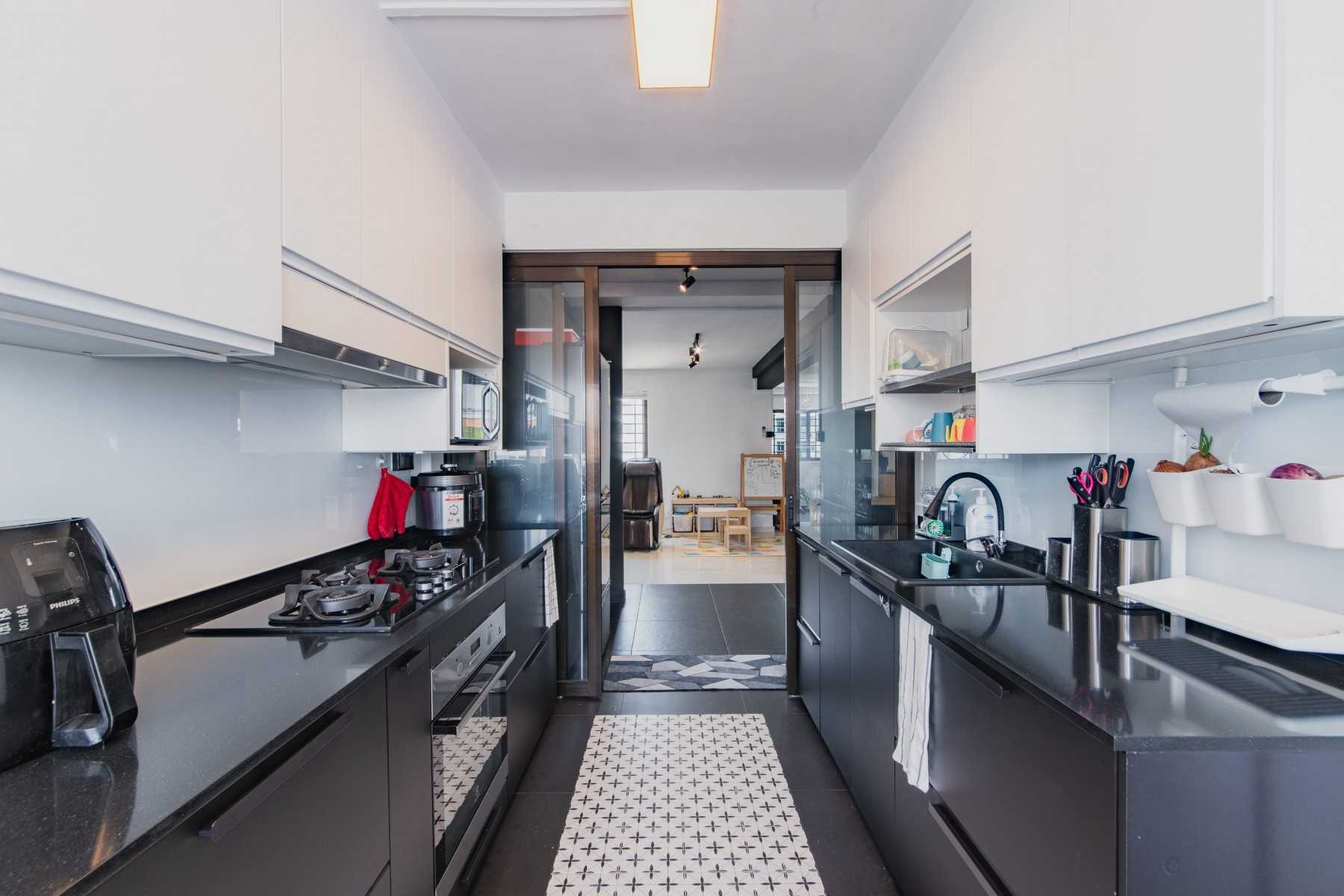 Scandinavian Kitchen with Homogeneous Tiles and Kitchen Backsplash