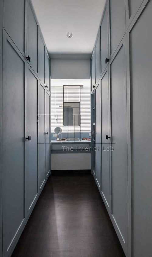 Contemporary Walk-in Wardrobe at Le Merritt