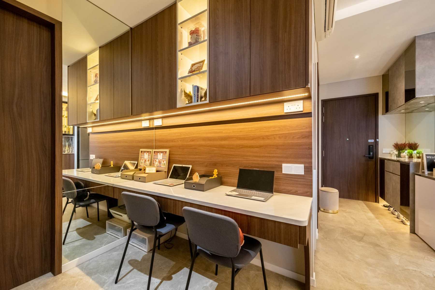 Modern Office with Bookshelf and Desk