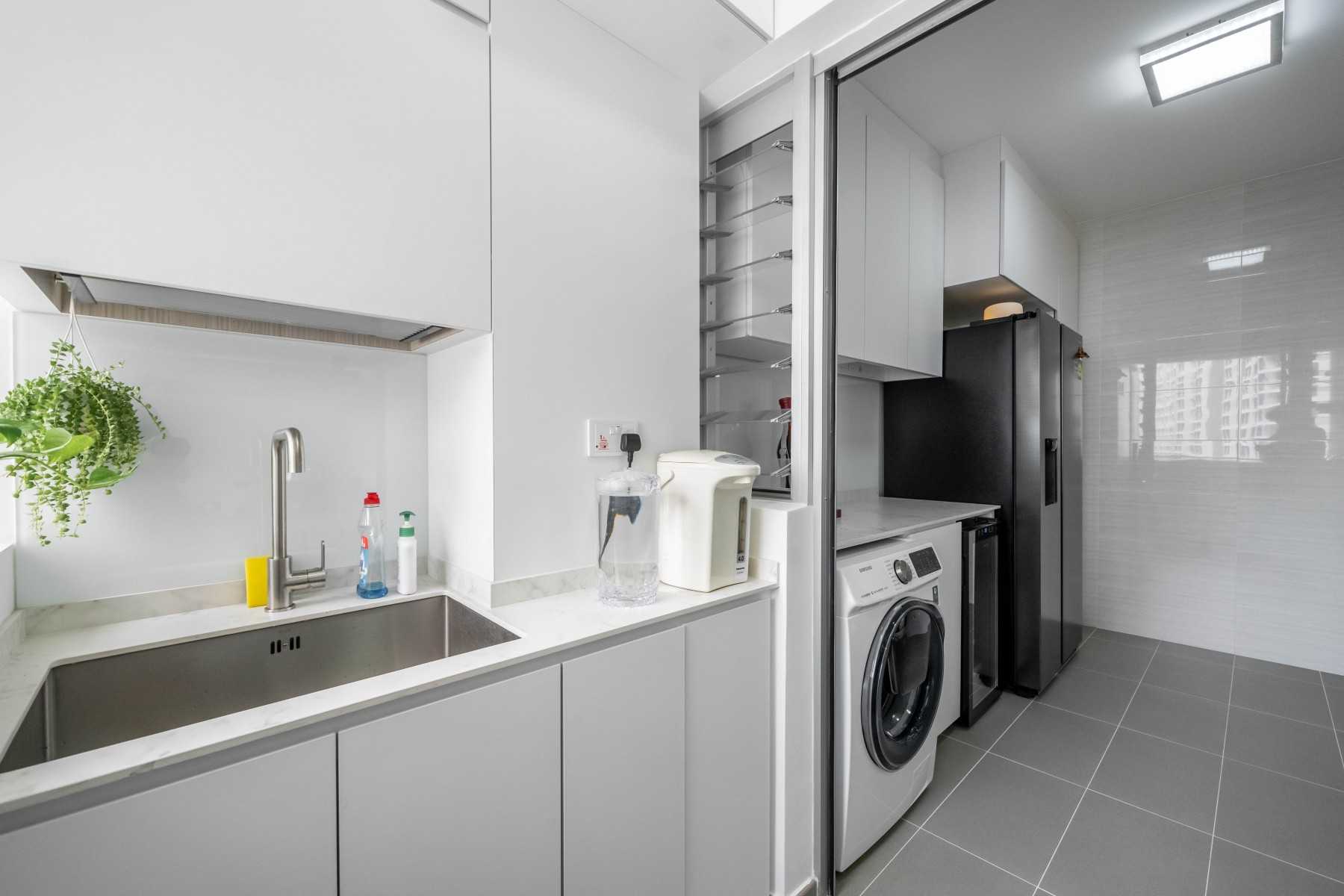 Modern Kitchen with Homogeneous Tiles and Kitchen Window