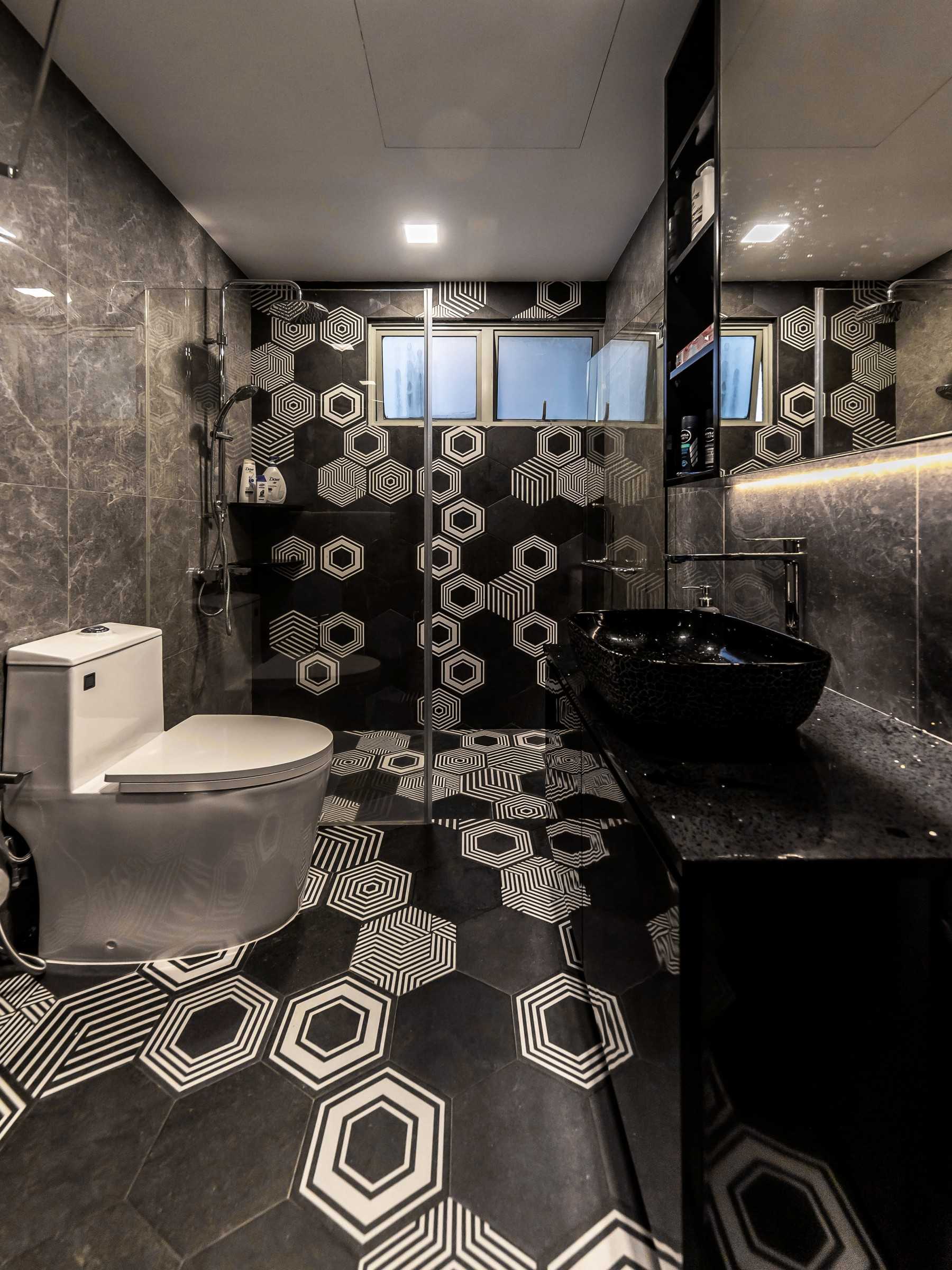 Modern Bathroom with Countertop and Homogeneous Tiles