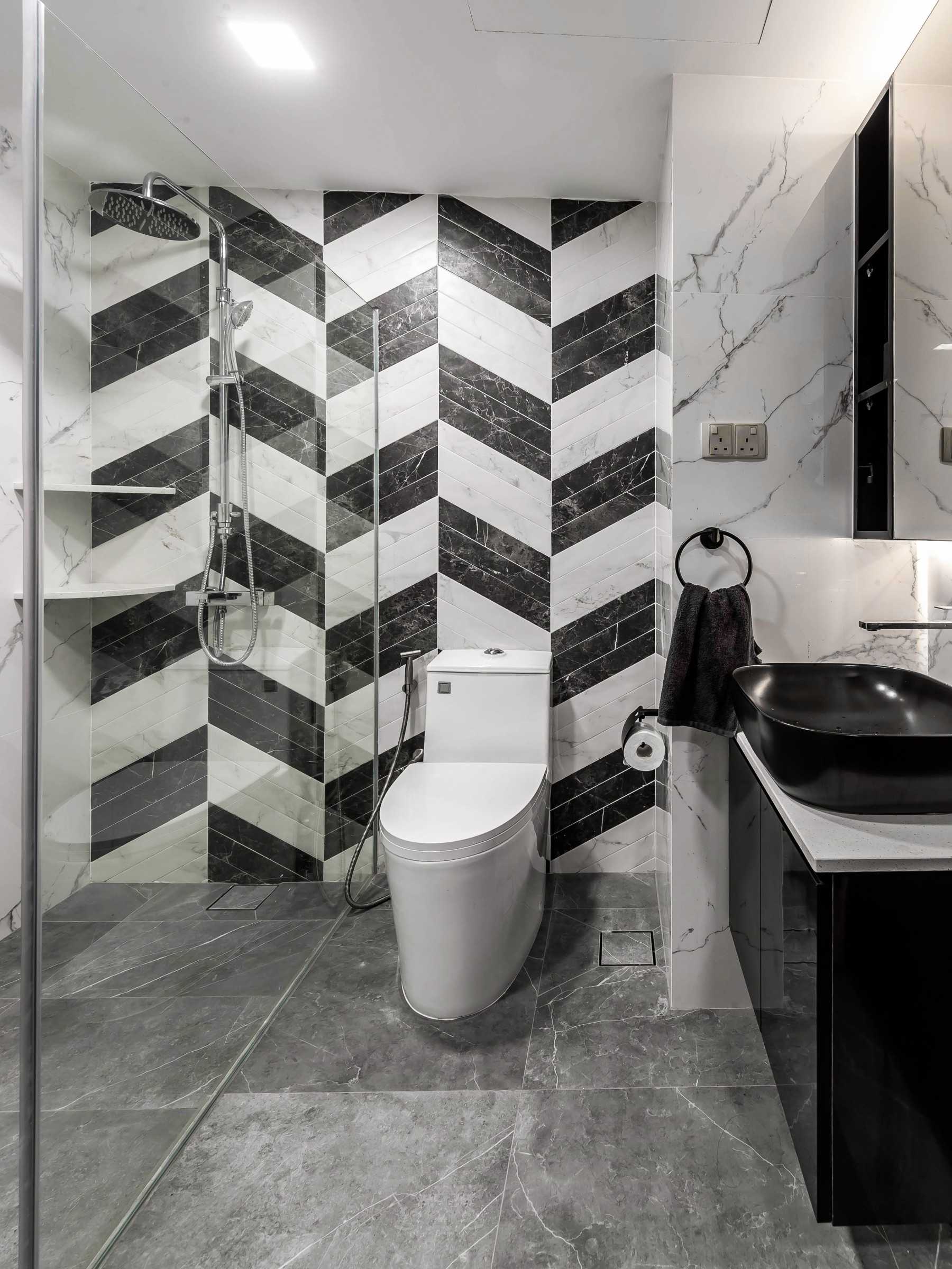 Modern Bathroom with Countertop and Homogeneous Tiles