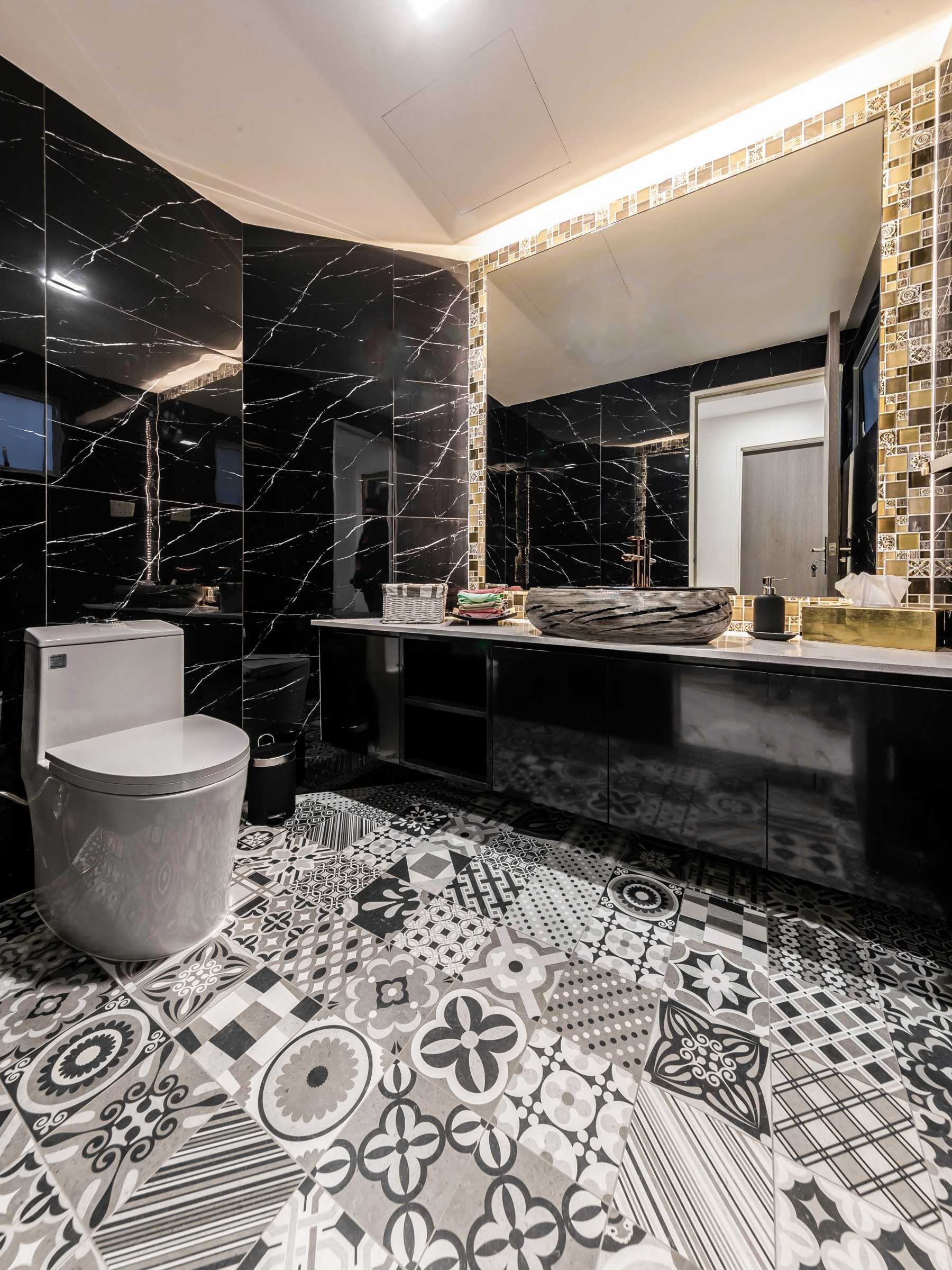 Modern Bathroom with Countertop and Homogeneous Tiles