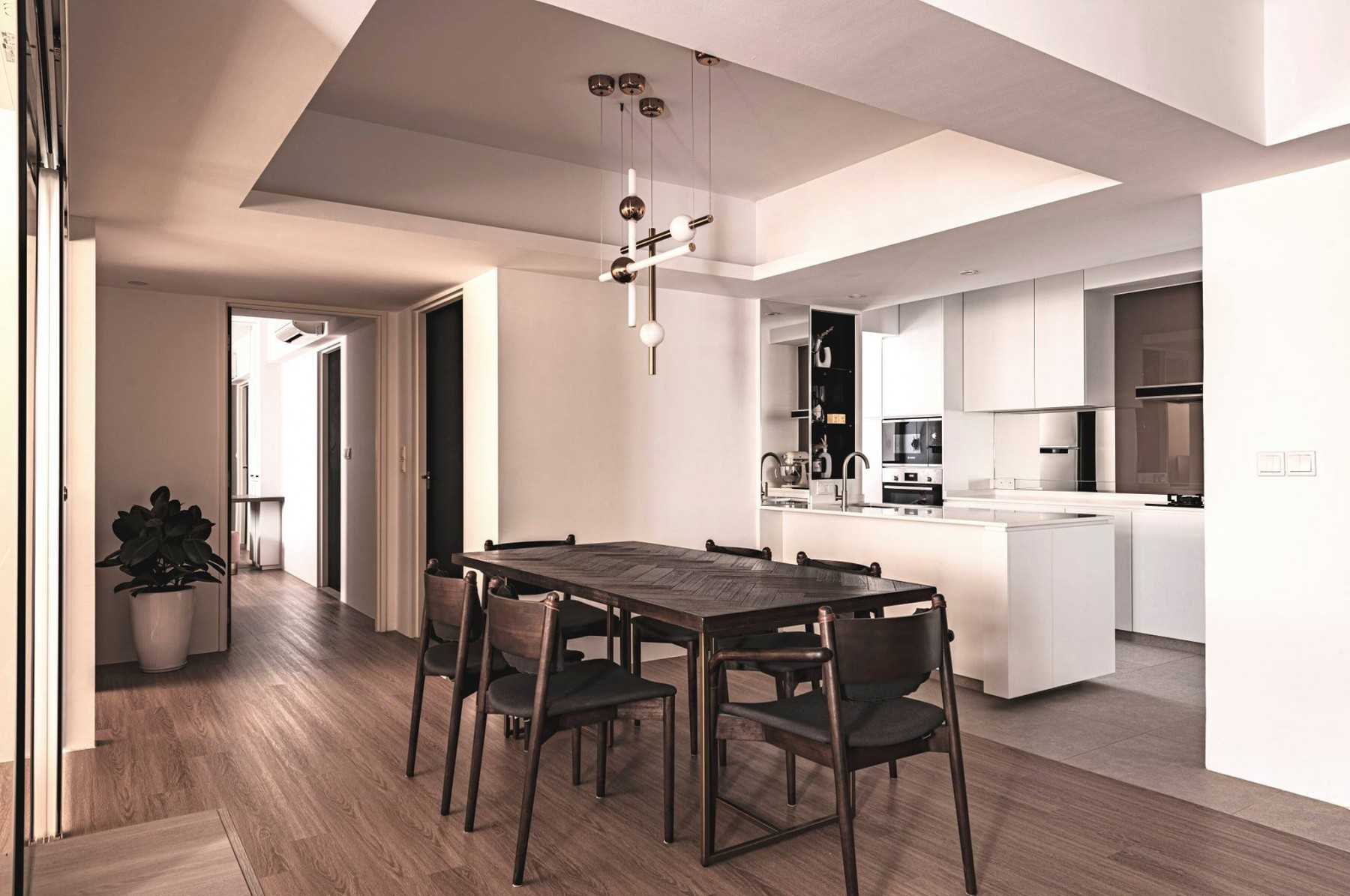 Contemporary Dining Room with Seating Bench and Tableware