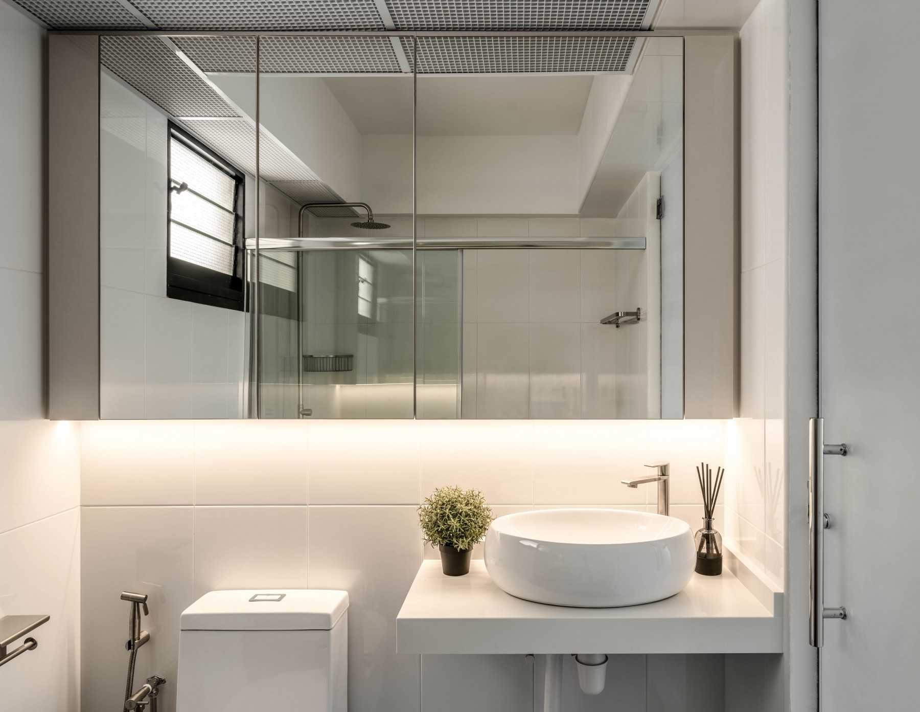 Contemporary Bathroom with Mirror and Wall Mirror
