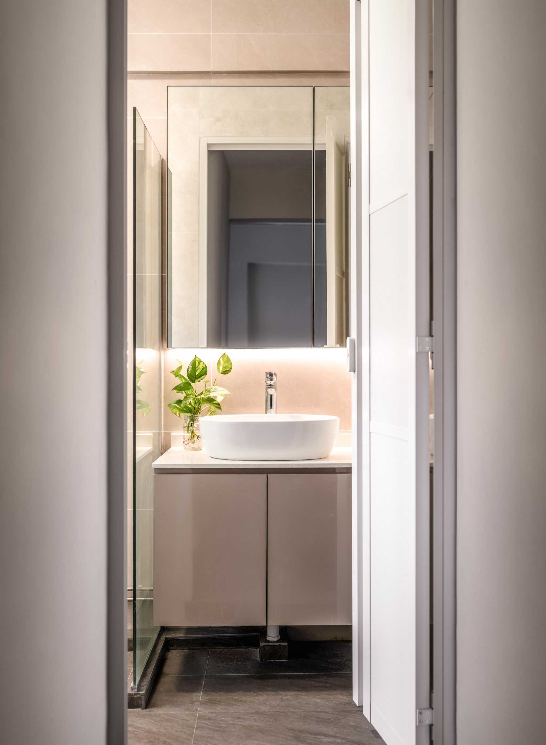 Modern Bathroom with Mirror and Bathroom Tap