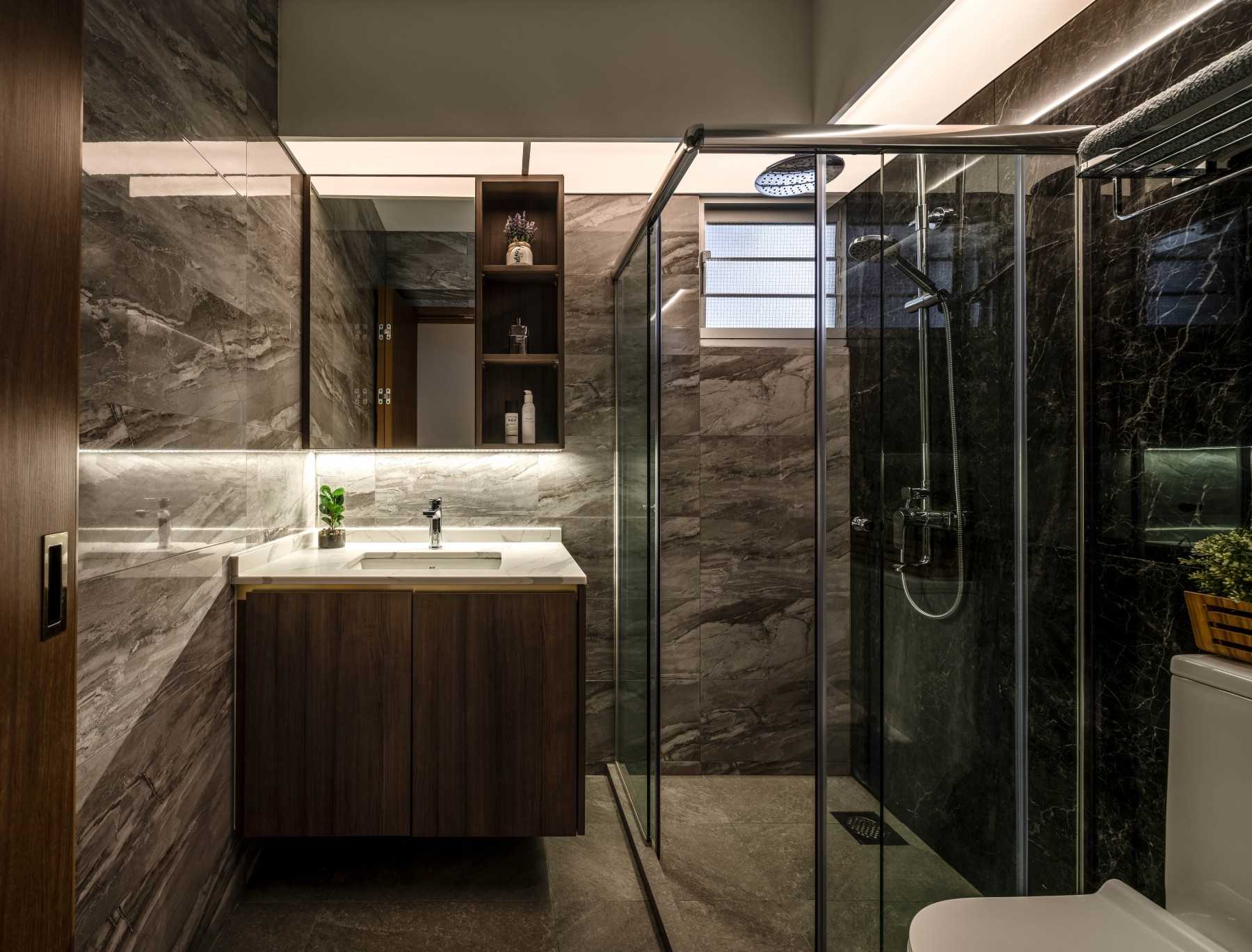 Contemporary Bathroom with Mirror and Rainshower