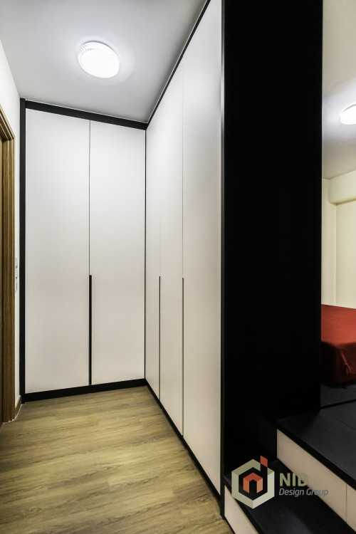 Contemporary Walk-in Wardrobe at 409D NorthShore Drive