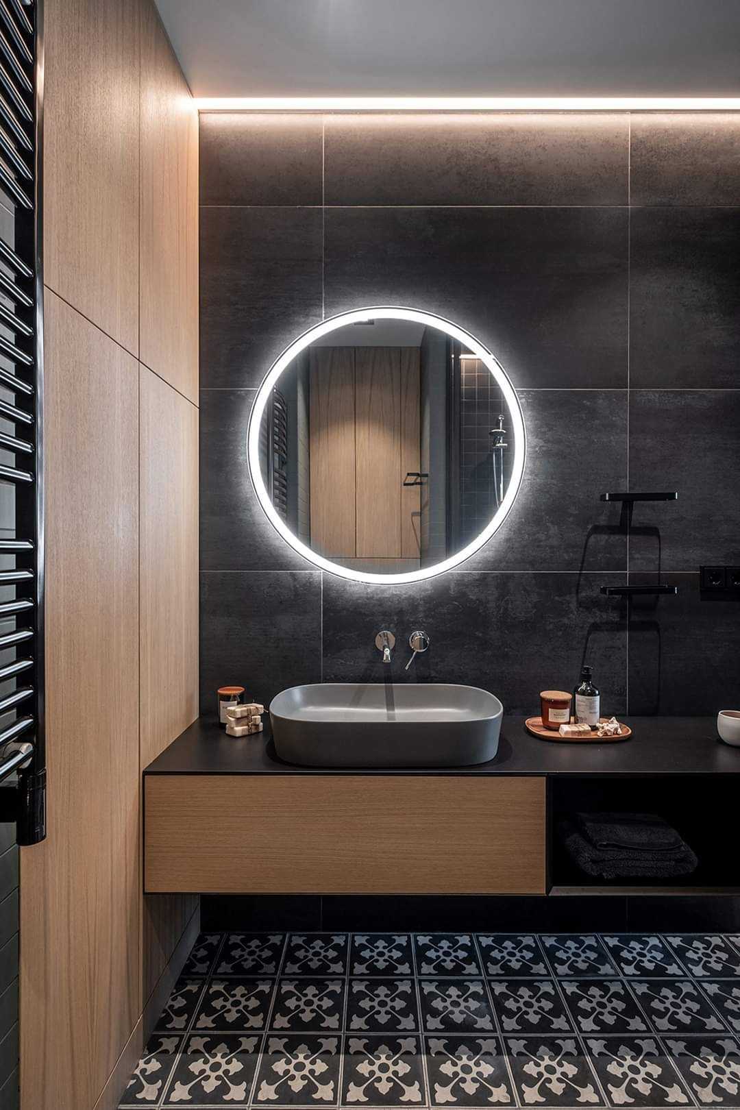 Contemporary Bathroom with Homogeneous Tiles and Mirror