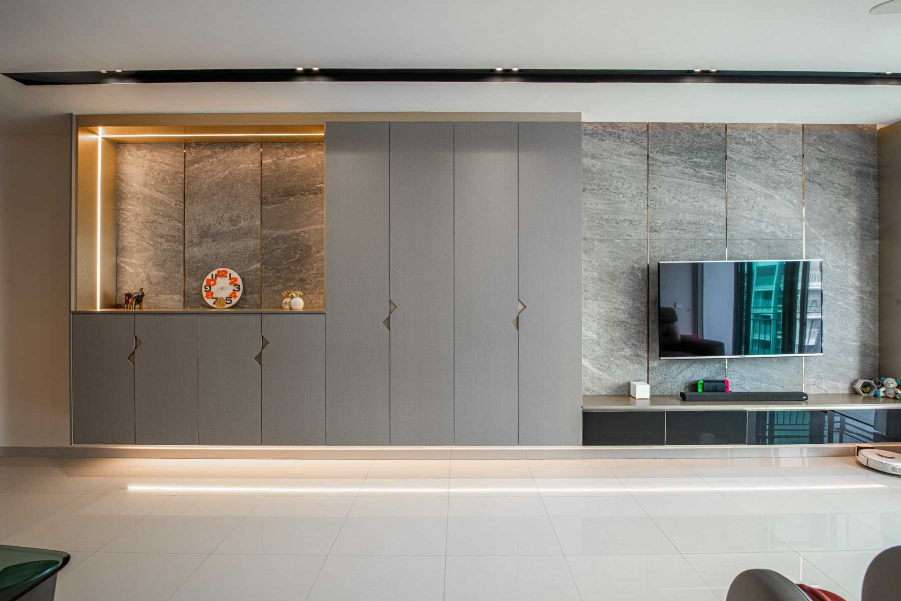 Eclectic Living Room with Countertop and Drop Ceiling