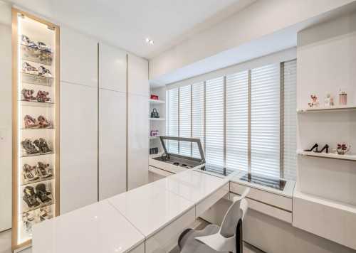 Modern Walk-in Wardrobe at Ocean Drive, Singapore
