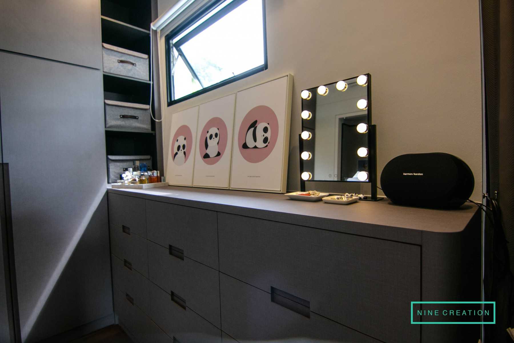 Modern Walk-in Wardrobe with Mirror and Wardrobe